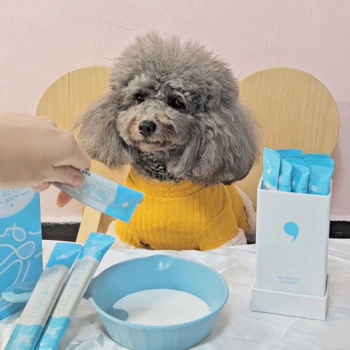 #협찬 #강아지간영양제 #일일챙김

사람에게도 반려견에도
매우 중요한 간건강! 🐩

#간 이 약해지면 ❓️

✔️해독,노폐물배출기능저하 (눈물자국)
✔️항산화기능을 담당하는 간저하 (피로와 무기력증)
✔️활성산소 제거기능저하
 (노화촉진)
✔️그밖에 식욕부진,소화불량,구토

상상만해도 심장덜컹😖 
무서워요🥲

게다가 간은 80%이상 손상되도 무증상이라,
어느순간 간암,간종양등 
각종합병증과 함께 찾아온다하니 
미리미리 간건강 케어를 해주는게 좋겠죠~ 🥺

메리는 위 증상들에 해당되지 않지만
 가끔 잠을 오래자거나 피곤해하는것 같아서
 올해부터 슬슬 간건강을 챙기려던차에 
"일일챙김 간영제"를 좋은기회로 14일간 급여해봤어요🥛

#위드펫바이오
에서 보내주신  #간영양제 

#일일챙김쉼표스틱 은 ❓️

수의사자격을지닌 경영진과 연구진들이 개발한
 츄르형태의 간식같은 영양제로 

✔️ 노령견도 편하게 급여가능 
✔️ 고품질 미국산밀크씨슬 함유
✔️ 유산균 + 프락토올리고당 함유 
 (장건강에도 👍)
✔️ 7가지 안좋은성분 모두무첨가 

기호성도 좋아서 츄르처럼 그데로먹여도 잘 먹고,
 좋아하는 간식과 우유에 섞어줘도 순삭😋

같이보내주신 가정용 셀프 간검사키트도 해봤는데 다행이도 음성 🥹 (정확도 90%이상 )

🔸️2주간 급여해본 메리후기 🔸️

워낙 건강한아이라 눈에띄는 큰변화는 없었지만 
분명한건 아침식욕이 없던 메리가
 갑자기 잘 먹기시작함🤭

울 친구들중에서도 
갑작스럽게 눈물자국이 심해졌거나,
밥안먹고,기운없고,체중변화가 크다 소변색이 옅어지고,
불규칙한 수면시간, 잠을 잘 안잔다 등 평소와 다르다면 당장 간케어가 필요할 때라구! 

🛍 위드펫바이오"일일챙김쉼표스틱" 

withpetbio

업체로부터 제공받은 제품입니다.

.

#강아지영양제 #강아지간영양제 #강아지밀크시슬 #강아지눈물자국 #강아지눈물영양제 #강아지유산균 #반려동물영양제 #애견영양제 #강아지영양제추천 #반려견영양제 #위드펫몰