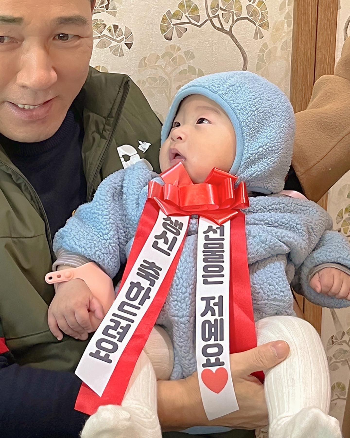 #아기화환 #외할비생신 #응급실
얼마전 아빠생신 날, 그냥 재미로 준비해간 로운화환을 아빠가 너무좋아하셨다. 사진찍고 두고간 화환리본을 아빠가 집에갈때 챙겨갔다고한다. 
엄청 극성표현은 안할거라고 억누르듯 하면서도 자신도모르게 극성할비모습을 보인다. 
나랑 통화중에 들리는 로운이 작은 소리하나하나에도 “아구구구구 로운이 할비 말씀이 다맞아요 할비가 최고에요라고하네” 이런식으로 다 반응을하고 로운이볼때마다 저 작은손에 노란지폐를 쥐어준다.
아픈아빠지만 아무도 모를만큼 아니,우리도 잊을만큼 우리보다 건강해보이고 일상생활거뜬히 폼생폼사 아빠인데 어제는 응급실에 갑자기 연락받고 가게되어 우리세자매가 기절하는날이었다. 새벽까지 병원에있는동안 아빠랑 또 더 깊은대화들을했다. 
결혼식때 웃고있는 나보면서 눈물짓던 아빠가 잊혀지지않는데 어제의아빠는 덤덤하게 우는딸들 달래주느라 바빴다.
#수술잘되서회복도잘되게해주세요
#내년환갑파티멋지게해줄게
#딸바보인데사위바보
#막내이모결혼도시키고손주들도더보고로운이태권도하는것도보기약속
#영원한우리편