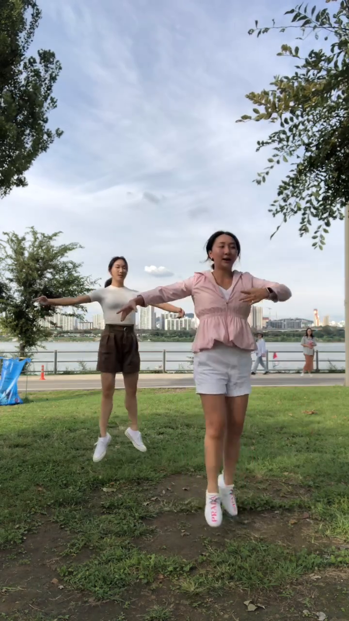 정원리나👸🏻🩰 + 송린이👧🏻

송린이 짧은 순서도 못 외워서 몇번이나 다시 찍는동안 레슨해준 정원리나..🤍