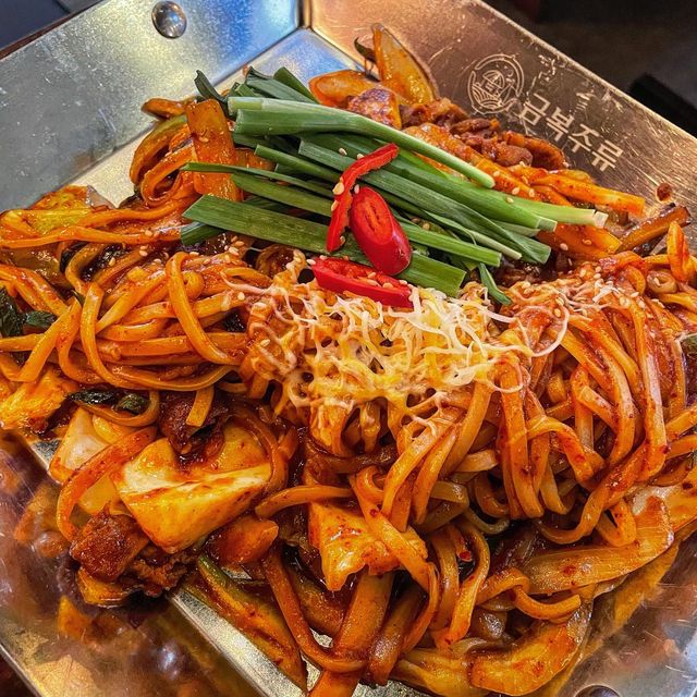 살뮤(먹스타그램) on Instagram: "#협찬 신명나게먹어보자🥰 한식포차는 금복주류!👉
신메뉴 구경 고고고

@kumbok_official 

#가락동술집 으로 핫한 금복주류!
신메뉴 잔뜩 나왔다는데 뿌시고옴👊

_
🐽흑돼지제육칼볶음🐽
흑돼지로 만든 제육에 칼국수볶음!
한국인이라면 사랑할 맛❤️‍🔥
약간 제육 먹고 밥 볶아 먹는 맛인데
감칠맛 좋고 매콤하니 손이 자꾸 감

칼국수 이녀석 볶아먹어도 맛있구나!!

.
🌿바질베이컨야채전🌿
바질페스토가 올라간 전이라니!
바질, 치즈 듬뿍올라가 존재감 톡톡히 함

전도 바삭하고 두께도 딱 적당히 얇아서 취향저격
또 바질이 향긋해서 안 질리고 계속 먹었다

🍻얼그레이, 히비스커스하이볼
둘다 달달한 편이고 꽤 향긋한데 
히비스커스가 약간 더 상큼새콤한느낌!
둘다 JMT

🍶추가로 청포도 막걸리까지 한잔 짠-✨
새콤하면서 부드러운게 넘 신기했다

_
벌써 연말분위기 가득이구 
넘 힐링되는 시간이었다

#경찰병원술집 찾는다면 요기루!
✨금복주류✨

#금복주류 #가락동맛집 #한식포차"