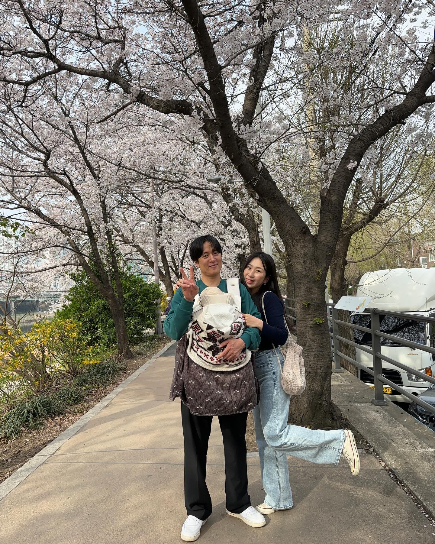 🤍D+129🤍
오늘은 남편이랑 시윤이랑 🌸
아침부터 빡세지만,, 애기있는 집 부지런해야지요👨‍👩‍👦
주말 카시트 적응 훈련 중인데 
오늘 왕복 한시간 울지않고 기분좋게 다녀왔네🩵🩵🩵
이뻐라,, 💘 
얼른 커서 의사소통이 가능했으면 좋겠다가도 
매일 너무 빨리 크는거같아 육아는 하루 지나고나면 아쉽다
더 많이 안아주고 놀아주고 할껄 하고~~🌼🌼