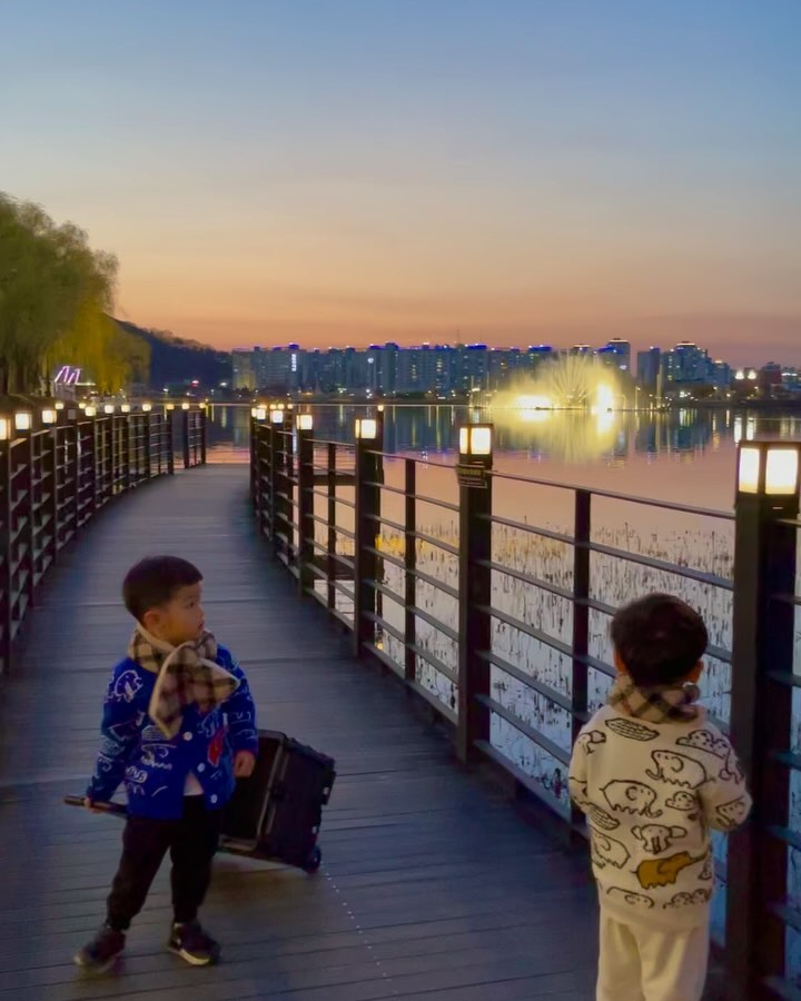 아빠의 출근으로 부랴부랴 퇴근 후 수성못 노을🫶🏻❤️🌸
오리 🦆꿱꿱