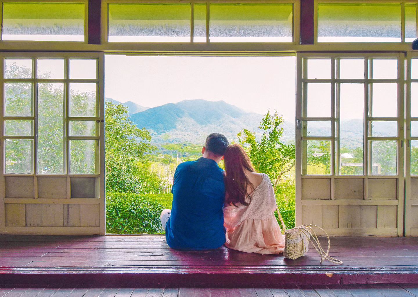# 2 0 2 4 0 9 1 1 
오늘은 우리가 혼인신고한지 2600일 되는날🎎❤️
결혼식 하기전에 혼인신고를 먼저 해서 우리에게는 이날도 중요한 날🎉

간만에 연애시절때 사진도 보면서 추억팔이하는데 벌써 우리가 7년차 쀼라는게 신기하면서도 지금도 마냥 어리다라는 생각이 드는데 결혼준비한 20대 중반이였던 그때는 완전 햇병아리였을때라는게 소름✨️

요즘 남편이 물고기를 키우고싶어해서 고민끝에 어항을 구매했고, 지금 수초를 열심히 키우고있는데 얼른 물고기 데려오고싶은맘이 가득🐟 이제 우리도 반려어를 키우는🐠💖
.
.
#매암제다원 #하동여행 #북천코스모스축제 #하동가볼만한곳 #동정호 #여행을떠나는이유 #여기서행복할것 #여행다녀왔습니다 #대한민국구석구석 #여행에미치다_국내 #셀프스냅 #오빠랑여행갈래 #데이트코스 #봉평메밀꽃축제 #국내여행지추천 #커플스타그램 #국내여행 #새댁일상 #신혼부부 #장수커플 #시밀러룩 #selfie #커플스냅 #f4f #선팔하면맞팔 #양주나리공원