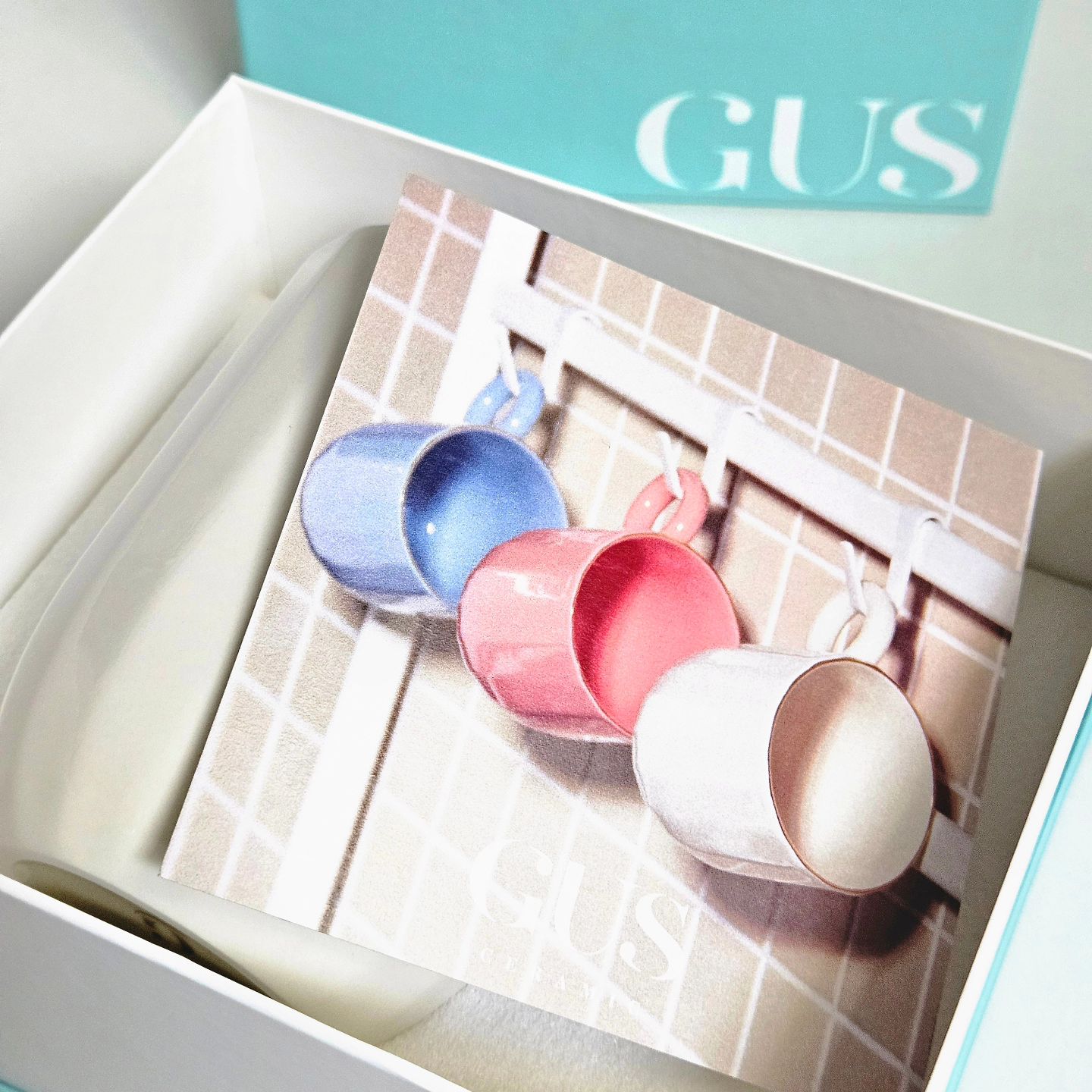 #제품제공 gus_ceramic

⭐️구스세라믹 24k 골드링 핸드메이드 머그컵
5월 가정의 달로 신혼선물,집들이 선물 등
찾고 계신다면 눈여겨볼 만한 구스세라믹 머그컵
색상은 블루, 핑크, 아이보리 3종류 입니다

⭐️골드링 디테일을 중심으로 매끈한 바디
하단과 손가락을 걸어주는 손잡이 고리는 
동그란 링으로 골드링 느낌을 살려 훨씬 
고급스러운 느낌이에요 

⭐️잔 내부의 골드링은 금색 도료가 아닌 인체에
무해한 독일산 24K 소성한 수금을 칠해서 
만들었다고 하는데요 그래서인지 골드의 
금빛 색이 제대로 전달되는 느낌이예요 

⭐️이건 저도 참여했는데요~ :) 
구스세라믹 인스타 계정을 팔로우 하고 
가장 마음에 드는 구스세라믹 머그컵 
퍼스널 컬러와 이유를 남겨주시면! 
추첨을 통해 구스세라믹 머그컵 3종 세트
(하늘, 핑크, 아이보리) 받을 수 있는
좋은 기회 놓치지 말고 참여해 보세요~!! 

-

-

#일상 #GUS #구스세라믹 #gusceramic 
#머그컵 #머그잔 #핸드메이드 #도자기컵 
#머그잔세트 #머그잔추천 #머그컵추천 
#답례품 #신혼부부선물 #집들이선물