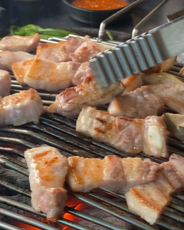 #협찬 n번째 간 고깃집!! 삼겹살 ,항정살 무조건 시켜!!!냉면도!! 
재료를 아끼지않고 고기잡내 아예안나는 단골집❤️#국민운동식당 

사장님도 직원분들도 항상 부족한거 없는지 확인하시면서 
채워주셔서 갈때마다 감동받는곳👏👏
맛!! 서비스!! 청결!! 넓은 홀!!뭐하나 빠진게 없어요 ㅎㅎㅎ

새벽까지 운영하셔서  늦게 퇴근해도 맘놓고 먹는 고깃집❤️
포토리뷰 작성하면 5%할인/서비스로 껍데기!!!!
껍데기 대존맛👍

📍국민운동식당 전주점
전북 전주시 완산구 고사평4길 12-2 1층

⏰운영시간
월-일 17:00-02:00

📞예약문의
0507-1403-1756

#협찬 #전주맛집 #전주서신동맛집 #서신동맛집 #전주가볼만한곳 #전주여행 #전주데이트 #전주맛집추천 #전주맛집투어 #전주핫플 #국민운동식당 #전주국민운동식당 #전주서신동고기집 #전주서신동고깃집 #전주서신동삼겹살 #서신동삼겹살 #전주고기집 #전주고깃집 #전주삼겹살 #전주돼지갈비