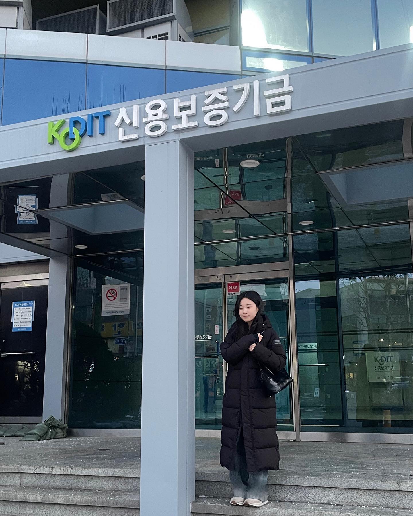 ⠀
안녕 내 첫 인턴 신보 (´°̥̥̥̥̥̥̥̥ω°̥̥̥̥̥̥̥̥｀) 💚💙
⠀
23년 초부터 너무너무 염원하고 바라고 꿈꿔왔던 신보 인턴이었는데, 어느새 수료한지도 2달이 되었네요! 기대만큼이나 일도 사람도 많이 배울 수 있었던 시간이었고, 엄마 아빠 어깨 너머로만 봐왔던 직장생활을 경험하며 모든 사회인에게 존경심을 갖게 되기도 했어요 •• 💬 내가 번 돈으로 투자도 하고 여행도 가야지! 했던 결심이 4개월이라는 짧지 않은 인턴 기간을 버티게 해줬던 것 같습니다ㅋㅋㅋㅋㅋ (하림언니는 이건 직장인도 똑같다고 했지만요 ^,,^) 뿐만 아니라 업무 내외적으로 많은 것들을 가르쳐주셨던 대리님들, 차장님, 팀장님께 무한한 감사를 전합니다🥺 또 함께했던 인턴 동기 분들!! 자원 언니 혜리 언니 우상님에게도 너뮤너무너무 감사해요 .. 함께가 아니었다며는 매일 집에 와서 질질 짰을 거예요ㅠ
⠀
함께했던 모든 분들과 인턴 생활 중에 마구 내뱉었던 푸념을 들어주고 격려해준 친구들, 선배님들께 2024 푸른 행복이 가득하길 바랍니다💙💚 그리고 저에게도!! 앞으로도 열심히 달리게 해줄 연료가 가득가득해지길 바랍니다 ( ˊ̱˂˃ˋ̱ )