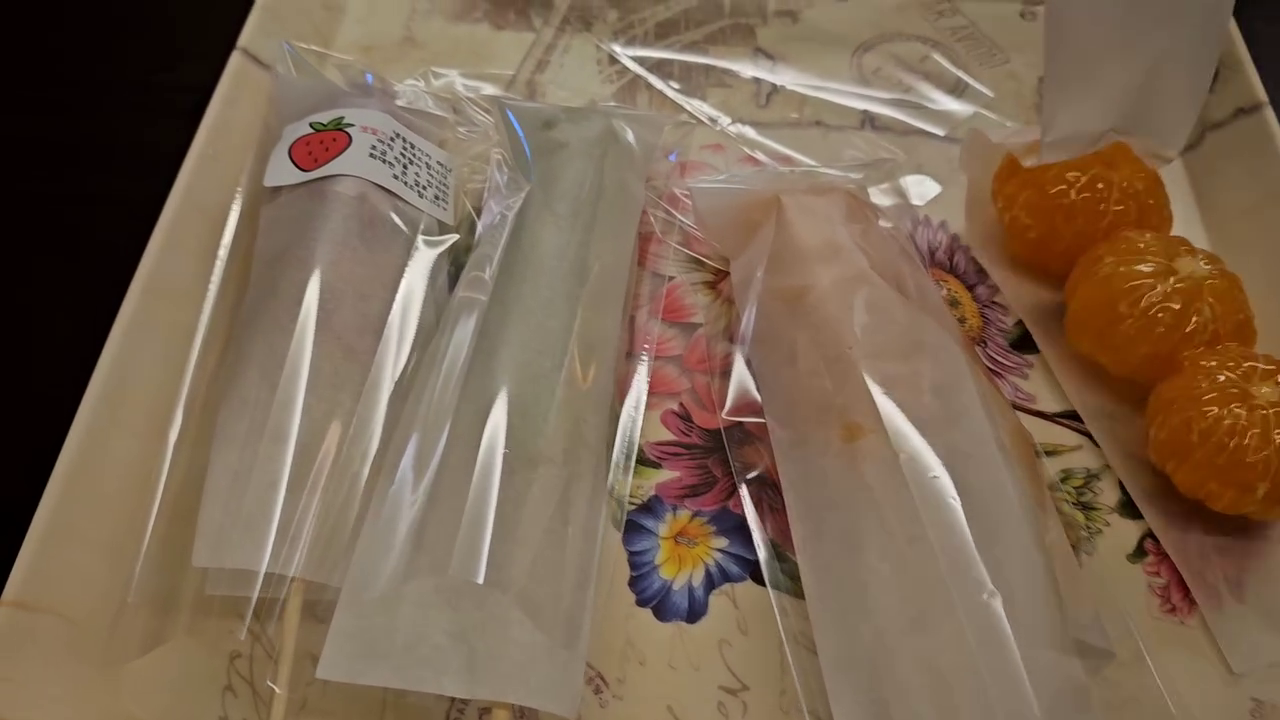 달콤왕가탕후루가 그렇게 유명하다며!!
본가 근처에 평점 좋은 지점이 있어서 주문해봄!!
짱비싸네!!
맛있네!!!!!