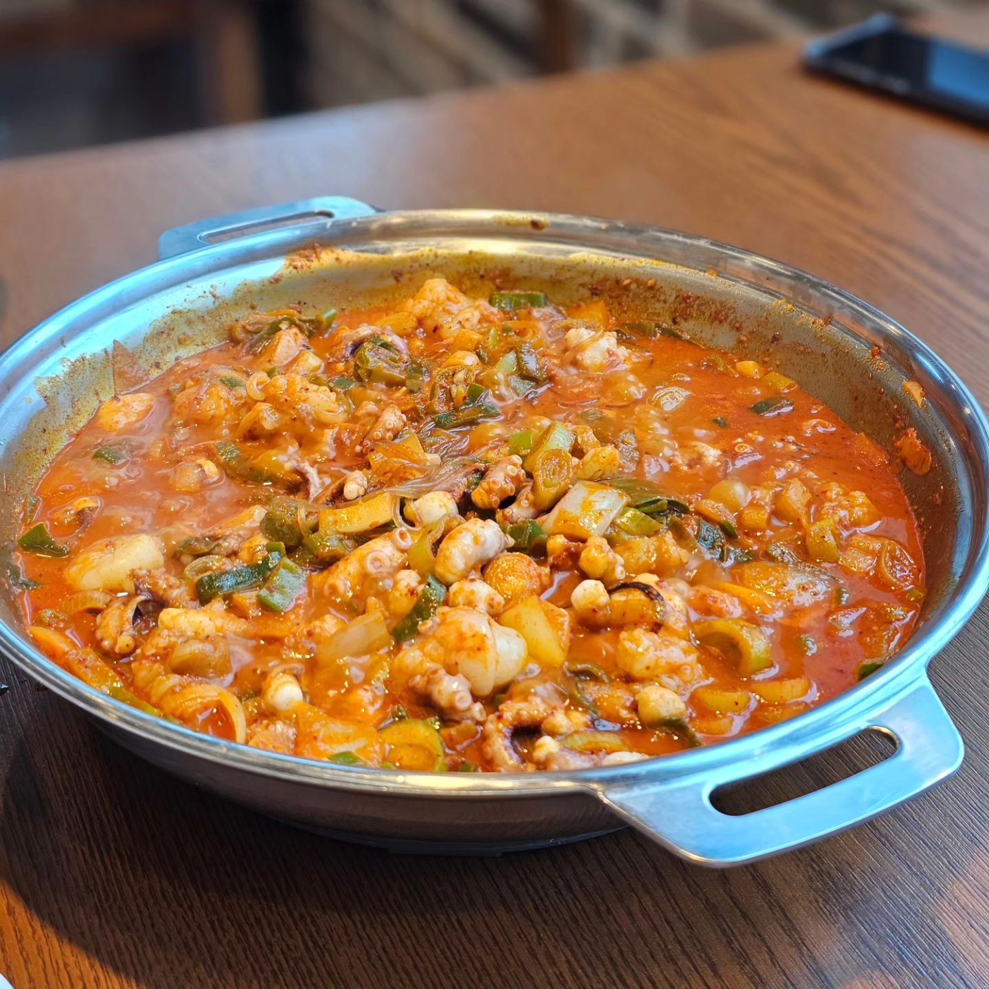 #협찬 
.
#낙곱새 하면 역시 #개미집 이쥬!!
부산에서 유명한 맛을 #영종하늘도시맛집 에서 즐깁니다.
보글보글 끓으면 밥에 올려 쓱쓱
매운맛으로 주문했는데 감칠맛 👍👍👍
.
마지막에 우동사리는 신의한수였네요.
매장도 깔끔하고 즐거웠던 #먹방
.
#중산동낙지 #중산동곱창 #중산동곱창전골 #영종도낙지볶음 #중산동맛집 #영종도낙곱새 #영종도곱창 #영종도곱창전골 #영종도낙지맛집 #영종하늘도시낙지 #영종하늘도시낙곱새 #개미집영종점 #인천낙곱새 #낙곱새맛집 #영종도맛집 #주말일상 #맛있다그램