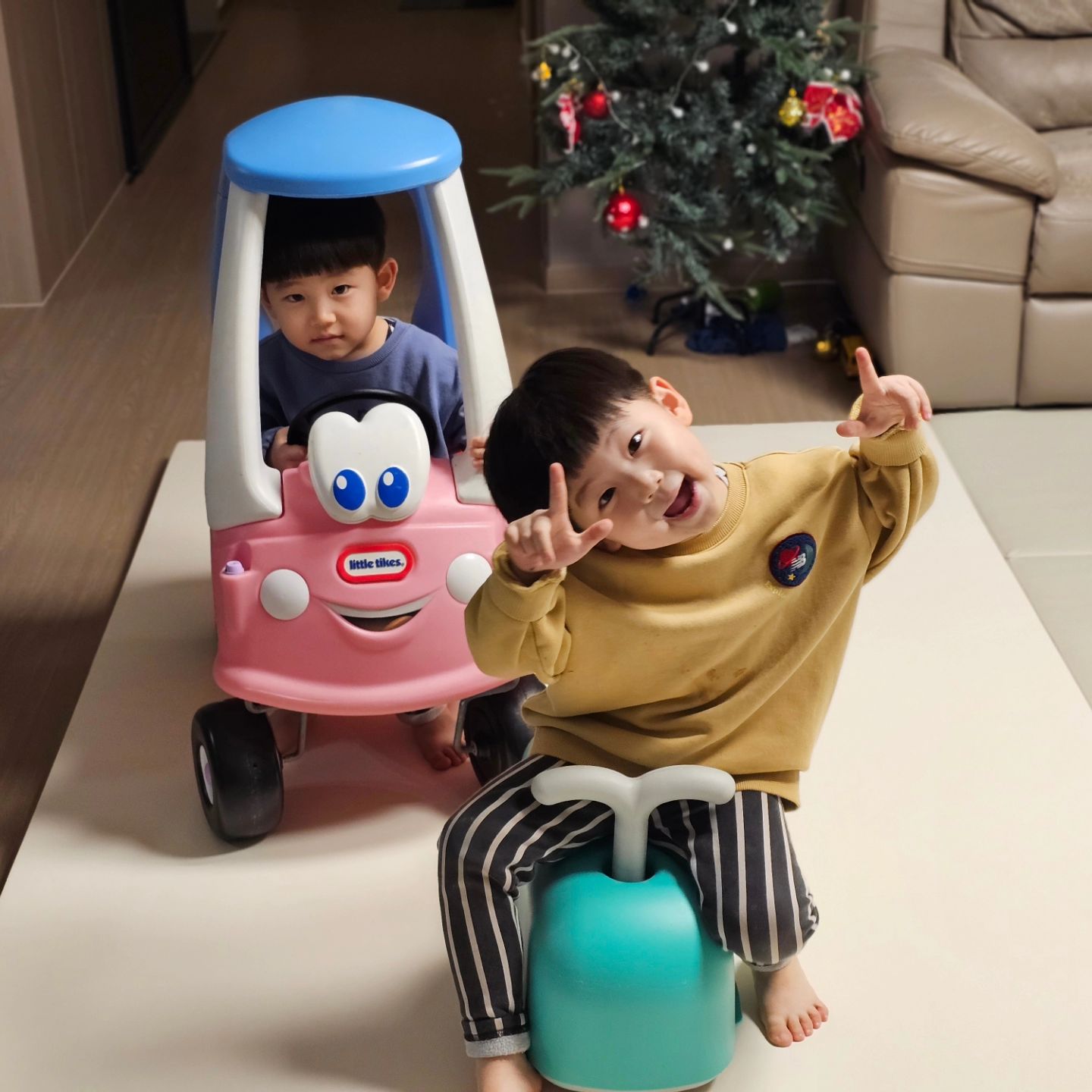 아이있는 집에 필수인 매트 !
크림하우스 브랜드는
아이 키우는 부모님이라면 절대 모를 수 없는
유아 매트로 유명한 곳😆
기존 프리1도 완벽했지만
오랜 연구 끝에 프리2 제품을 출시 했어요~
지퍼방식으로 커버를 분리할 수 있어서
관리가 편리하고 청결에 더 신경 쓸 수 있어서 좋아요.

이건 추가 구성품으로 구입할 수 있는 슬라이드는
4cm 두께 매트라면 어느 브랜드의 제품에나 사용이 가능!
최적의 각도 10도 경사로 적용으로
붕붕카, 트롤리, 로봇청소기도 거뜬하답니다🤭

​

📍 크림하우스 프리2 (creamhaus)

✔️ 140x310
✔️ 앞면: 크림 색상, 350g 초 고중량 PU 원단
  놀이방, 거실, 유아 매트로 이용
✔️ 뒷면: 버터크림, 아보카도 크림, 모카 크림
  3가지 색상 중 모카 크림 선택!
 초 밀착 논슬립 원단으로 밀리지 않아 홈트 매트로 이용

👇 구매링크

https://brand.naver.com/creamhaus/products/8811274212

#협찬 #아기매트 #유아매트 #층간소음매트 #국민매트
#거실매트 #놀이방매트 #폴더매트 #신생아매트
#크림하우스 #크림하우스프리2 #크림하우스매트 #크림하우스프리
#육아템  #육아필수템
