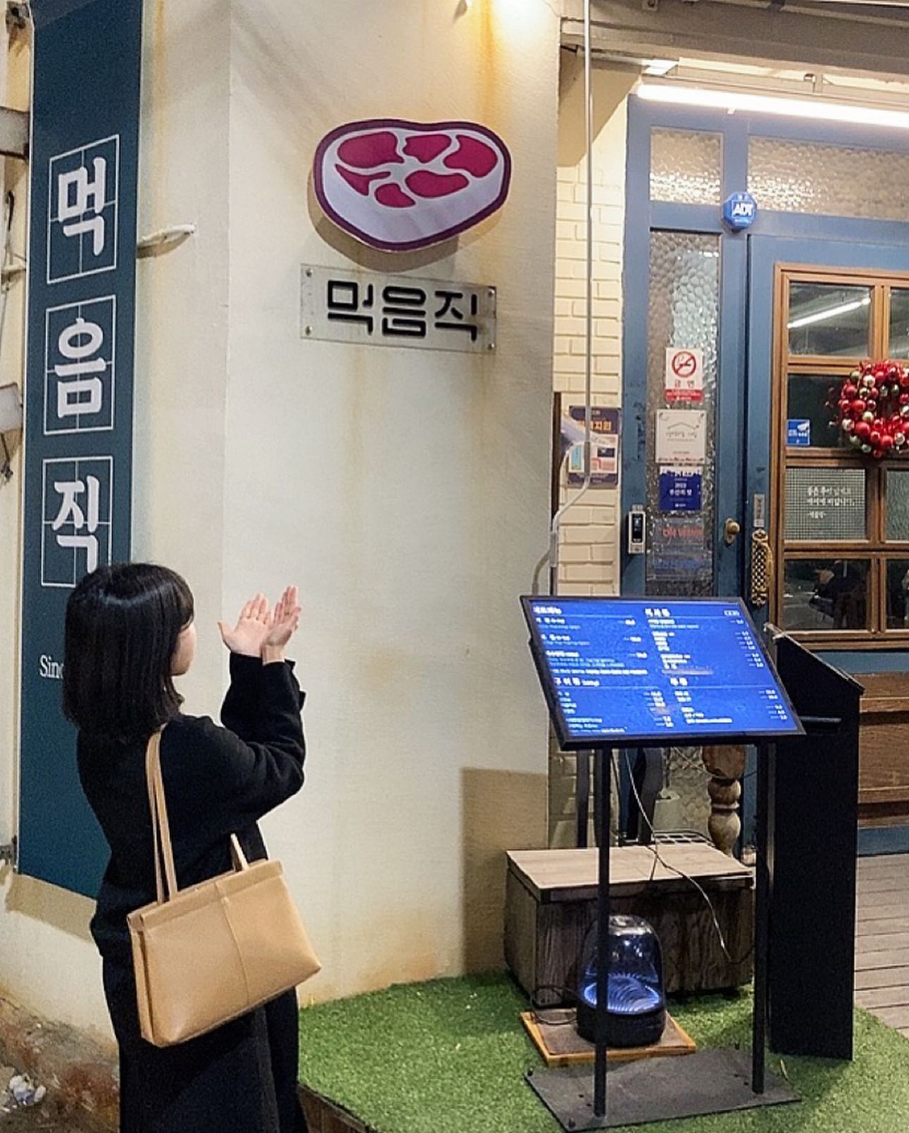 #협찬 
두툼한 삼겹살과 목살이 끝내주는 #먹음직온천천점 

직원분께서 설명 후 직접 고기를 구워주시는데 삼겹살이 가장
맛있는 굽기 정도인 미디엄 웰던으로 익혀줘요!
오랫만에 육즙이 퐝 터지는 제대로 된 고기 영접에 감격🥹
특제 고추장소스, 와사비, 쌈장, 짜지않은 명란젓 소스에
개인접시에 담아먹는 히말라야 소금과 카레 소금까지
소스 찍어먹는 재미가 있네요
고기 구워주실 때 어떰 조합으로 먹으면 맛있는지 설명해주시는데 설명대로 먹으니깐 더 맛있게 먹을 수 있었어요💕
고기엔 소주이긴하지만 낼 출근을 위해 선택한 먹음직 하이볼
달달하고 술맛이 거의 않나 가볍게 먹기 딱 좋음!!

식사 후에 온천천에서 산책 한 바퀴하니깐 굿👍
오늘부터 날씨가 많이 풀려서 따뜻한데 주말에 온천천 
나들이도 할 겸 맛있는 고기 먹으러 #먹음직온천천점 고고

< 먹음직 온천천점 >
📍부산 동래구 온천천로 431번길 4-1
⏰월~금 15:00~24:00 (L.O 23:00)
⏰토, 일  11:00~23:00 (L.O 23:00)
📞 전화번호 : 0507-1319-2888
🚗 가게 옆, 앞 전용 주차장 ok, 자리 없을 시 아무 주차장에
  주차하고 주차권 제시하면 주차비 전액지원

#협찬 #온천천맛집 #온천천데이트 #온천천핫플