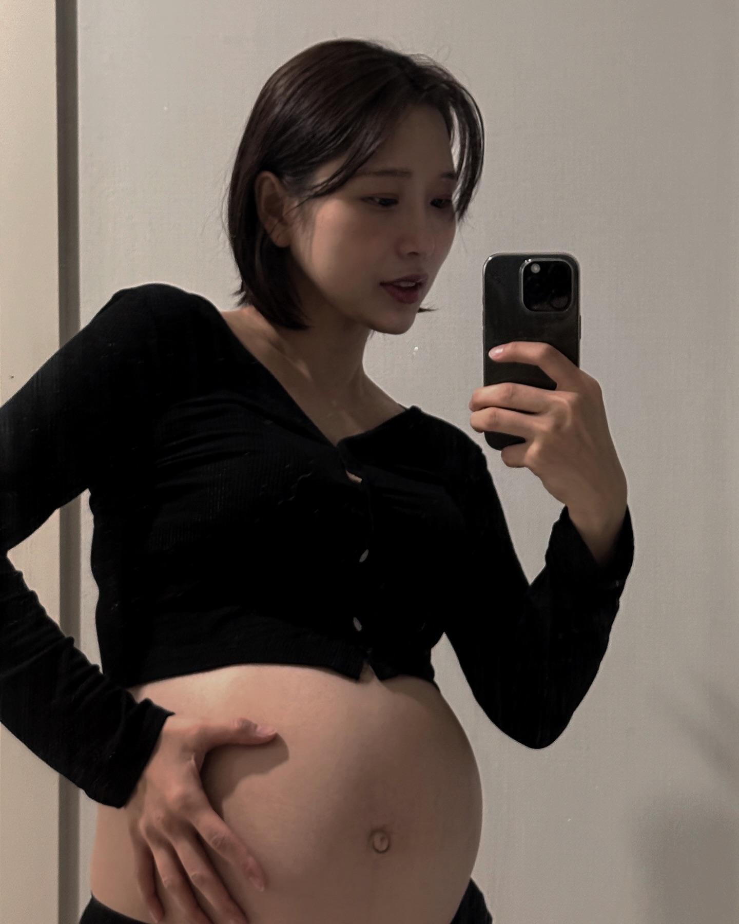 #25weeks +6kg

서둘러 남겨보는 25주차 🖤
둘째는 안율이만큼 태동이 엄청나구요..

제왕절개 날짜를 잡고와서, 출산일까지 90일도 안남았으나 아무 생각이 없습니다💦
안율이의 지독한 엄껌모드로 남편이랑 둘다 잠도 못자고 멘붕이기 때문💧 늘어가는건 팔자주름과 몸무게뿐
그러다가도 뚱율이 애교 한번에 사르르 녹아버리고.. 화났다가.. 풀렸다가.. 반복중입니다.....🫠

아참.. 몸무게가 급 1주일에 1kg씩 찌는것 같은데.. 출산하고 애기 둘보다보면 저절로 빠질 수도.. 있겠죠..?..🐷