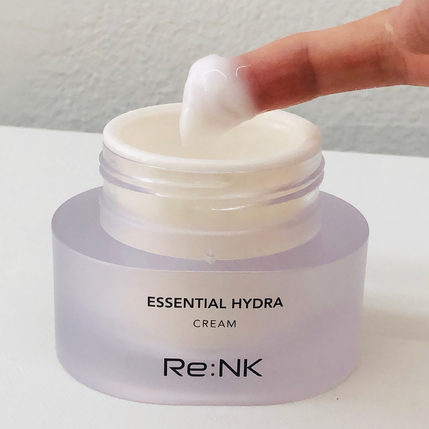 #리엔케이 
에센셜 하이드라 크림 50ml 

맑은 느낌의 가벼운 크림이에요. 
바르고 나면 맑지만 유분감이 있어서 겨울에 보습용으로 사용하고 있어요. 세련된 향이 느껴지는 크림이에요. 예전 엄마 크림에서 맡았던 향이라서 엄마 화장품 발랐다! 추억이 생각나는 반가운 향이 나는 크림이에요.