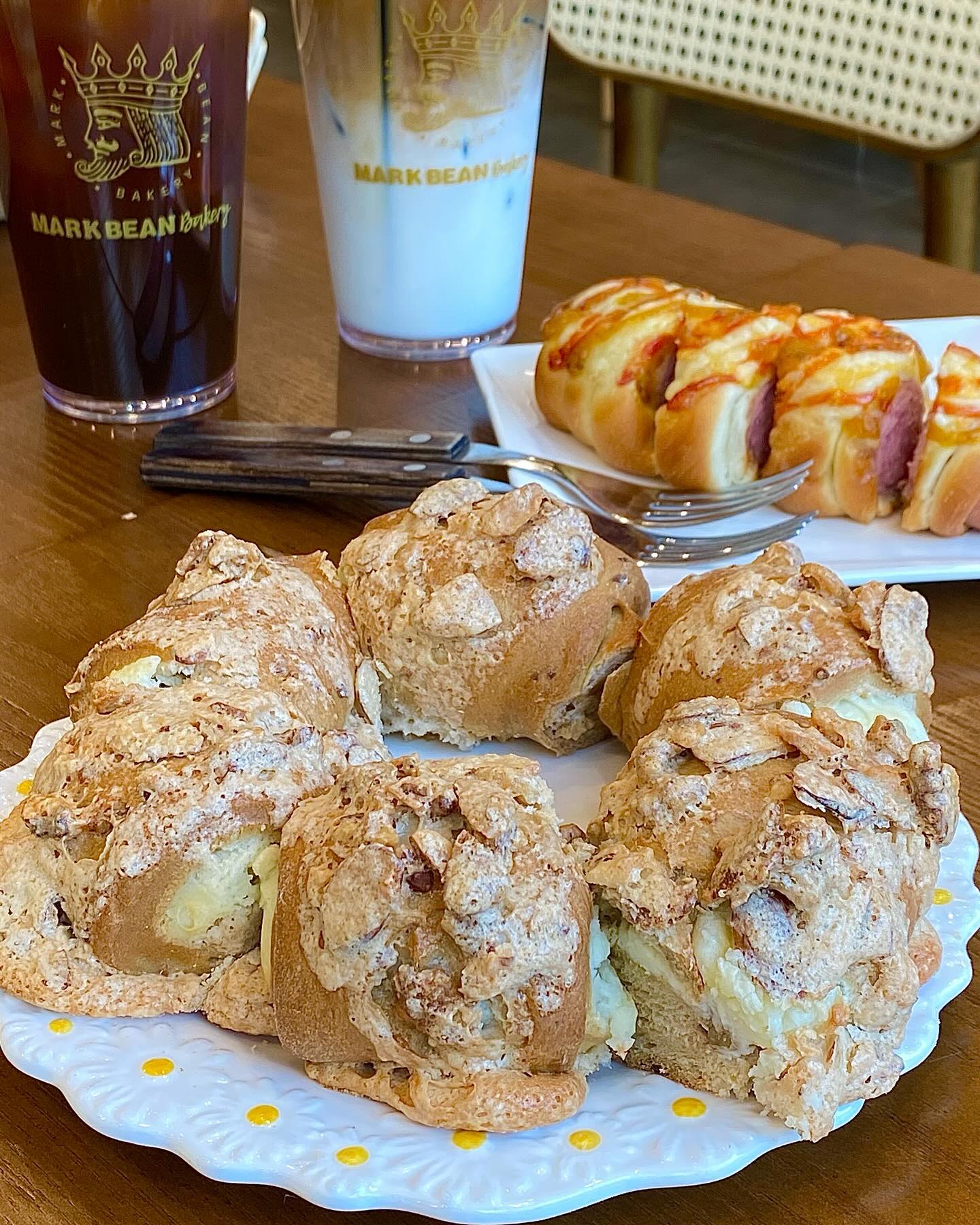 #협찬 마크빈베이커리카페 파주운정점

커피+베이커리 맛집 마크빈!!!!!!👍🏻
커피 지이이인짜 맛있고,
빵도 꼭 드셔보셔야해요!!!!!⭐️
저만 알 순 없는 맛집!!! 빵이랑 커피사러 또 가고파요!!!
일반 빵가게 맛이 아니에요!!
빵맛에 디테일이 있다고 해야하나..
재료도 좋은 것 쓰시는 느낌이 확 들더라구요!!

📍주소 : 경기 파주시 청암로 75 상상메디컬 프라자 201호
📍주차무료
📍영업시간 : 매일 09:00-20:30

🏷️ 호두크림치즈빵 5,000
🏷️ 소세지빵 4,300
🏷️ 아메리카노 3,500
🏷️ 카페라떼 5,500

#소세지빵 은 소세지 완전 대왕사이즈!!! 뽀득뽀득하고 탱탱한 식감!!
맛없없이에요🌭
#호두크림치즈빵 다른 브랜드에서도 먹어봤지만, 여기 빵은 차원이 다르네요!! 겉은 바삭 달콤하게 아몬드가 입혀져있어요!!
소보루스러우면서도 더 바삭해요!!
껍질만 뜯어먹어도 맛있는 빵👍🏻
속은 촉촉해서 라떼랑 먹으면 녹아요~!

#마크빈베이커리카페파주운정점  #운정베이커리 #운정베이커리카페  #파주디저트  #파주디저트카페 #파주디저트맛집  #파주베이커리  #다율동빵집  #운정디저트