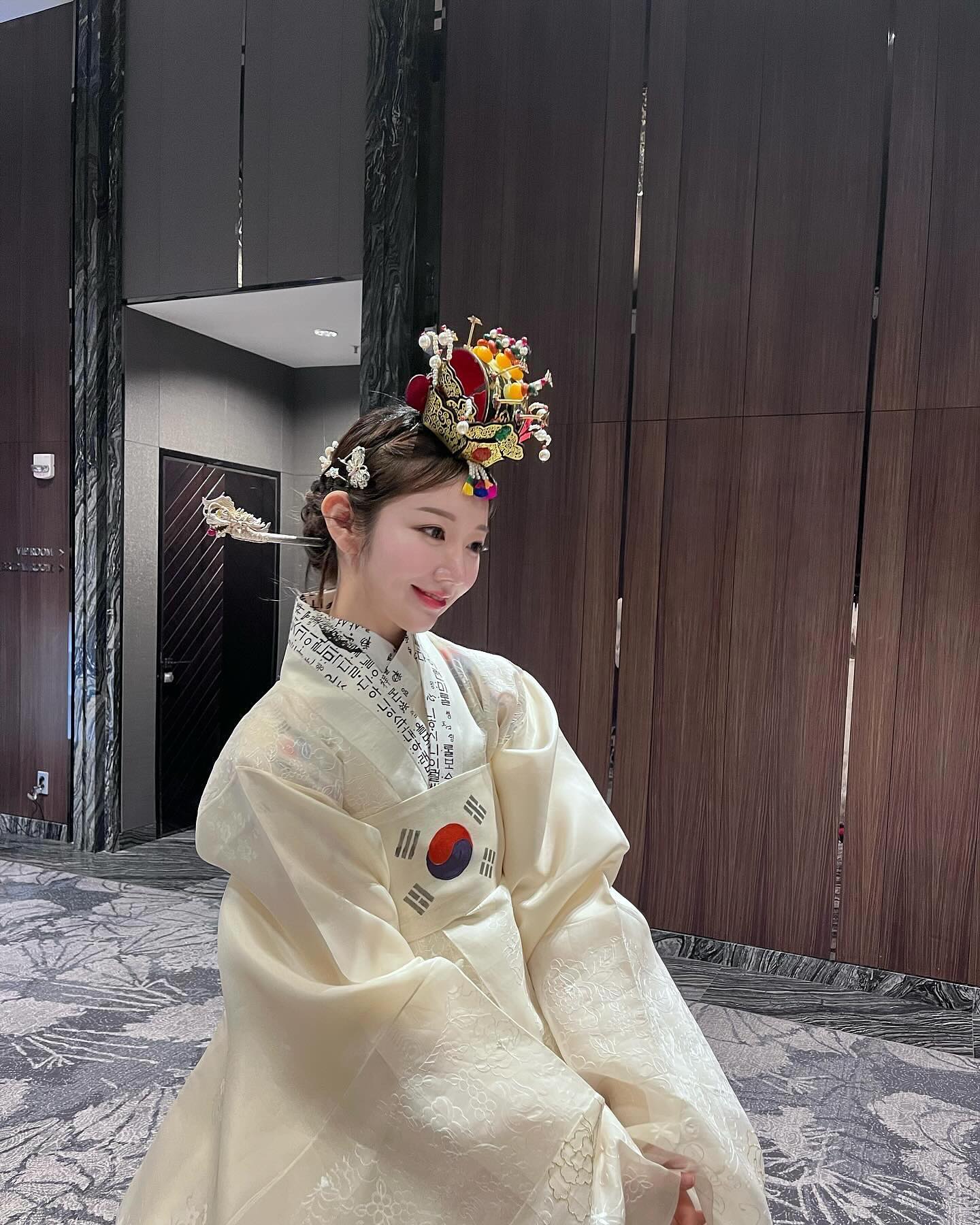 🐿️❤️

대표님께서 젤 아끼는 한복 입혀주셔서,,
오프닝부터 피날레까지 넘떨렸지만 무사히 해냈따❤️

그나저나 지수유나 조합 왤케 찰떡인건지..🤭
영상으로 보니 더 멋있넹..🫣❤️

#이선영한복 #이선영한복패션쇼 #한복패션쇼 #이선영한복모델