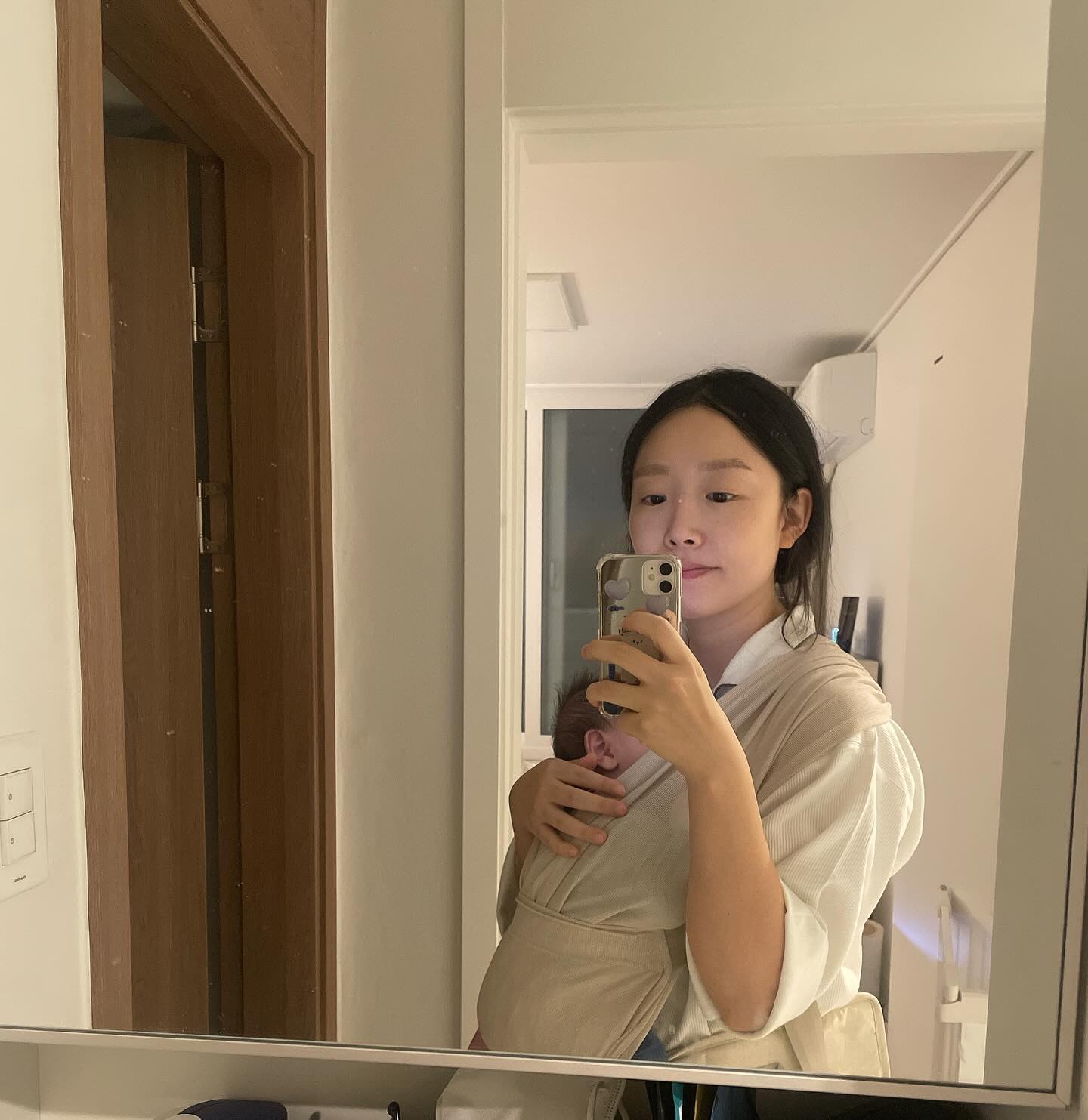 요즘 피드에 내사진이 없는 이유에 대해.

어쩌다 찍어본 거울샷은 청학동머리😑
맘마먹을때 나는 숨소리 귀여워서 영상 찍는김에
나도 나오게 찍어본 영상은 추노머리🤨
(사실 더 심한거 많고 이건 그나마 멀끔)
모유수유 끝나면 묭실부터 가야지➰

마지막 사진은 엄빠사이에 낑겨서 잘자는 나우주띠🤎

#육아모드 #내가엄마라니 #거울샷 #아기와나
#셀피 #육아일상 #육아맘 #뷰티 #미용실시급