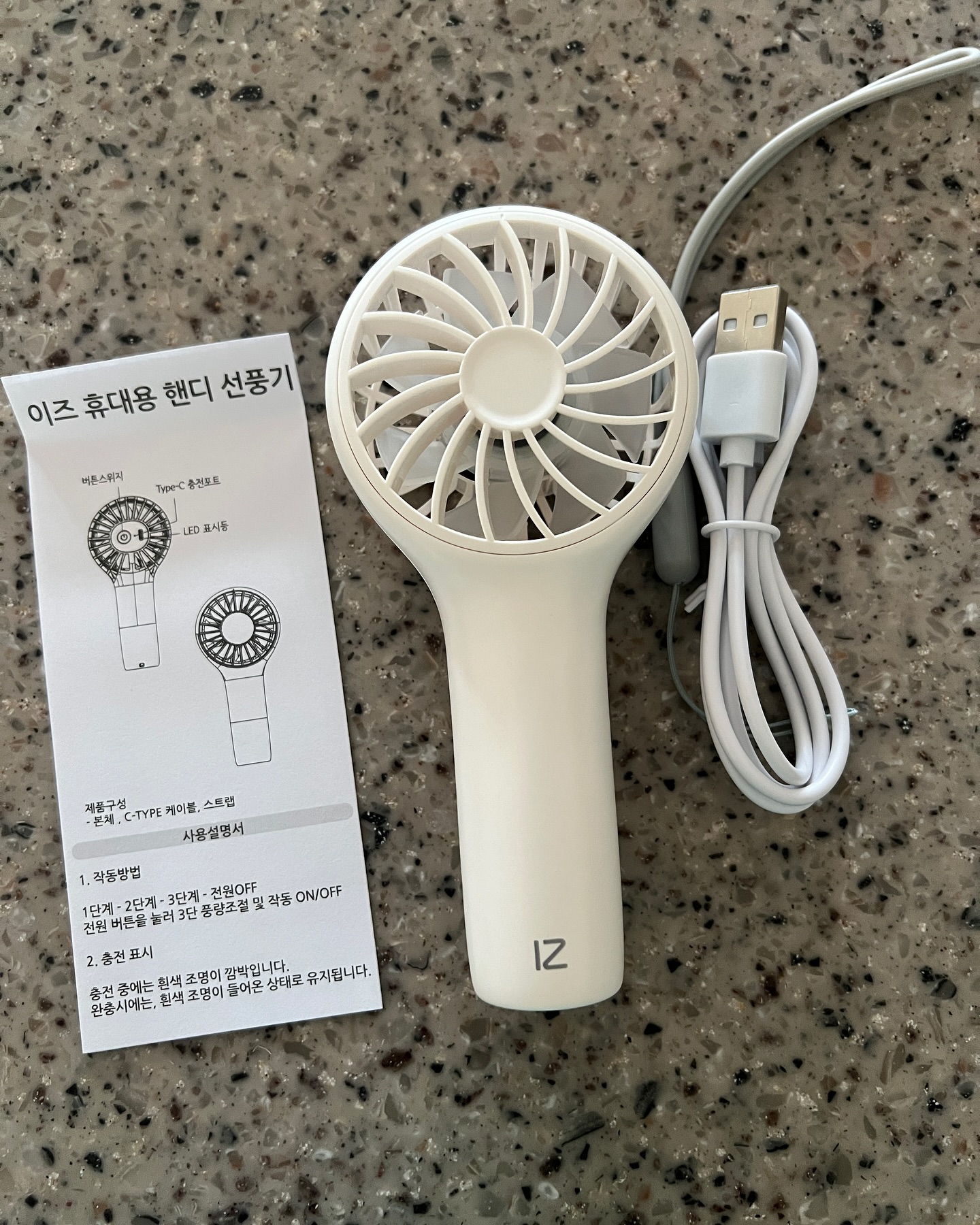 #협찬 

이즈 휴대용 핸디 미니 손선풍기 
90g의 초경량인 손선풍기 

아이 책가방에 어떤걸 넣어줘야 하나 싶었는데 
정말 가벼워서 아이가 들고다니기 너무 좋은 선풍기 

스트랩이 있어서 걸어놀수도 있고 
손에 걸고 다닐수 있어서 좋을듯 싶음 

반영구적으로 사용가능한 모터를 탑재해서 
장시간 사용해도 모터의 성능을 유지할수 있다고해요 

7엽이여서 조용하지만 시원하게 
아이 학교있는동안 너무 더울때 도우미가 될수있는 손선풍기 

#핸디선풍기 #핸디선풍기추천 #친구선물 #손선풍기 #단체선물 #무선선풍기 #휴대선풍기 #여름선풍기 #이즈선풍기 #usb선풍기 #저소음선풍기