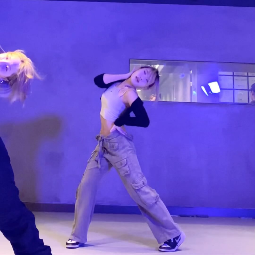 iammmmonroe #choreography 
이거 왜 땀나지…엿던ㅠ😂 디테일 장인 쌔앰 덕분에 
오늘듀 배우고 갑니댜💖 arianagrande #myhair justjerkacademy_ewha