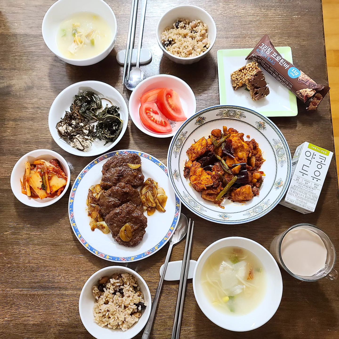 #협찬 #그리팅 과 함께 간편하게 #주말 #집밥 완성 #gafildlife 
.
#겨울 은  뜨끈하게 #황태해장국 한사발 ~
.
고기파~인  짝꿍 위해 
#과일숙성바싹소불고기
.
주말엔  뭔가 특별한맛 
느끼고 싶은 날 위해
#사천식라즈지 
.
#디저트  타임에도  좋고
#간식 타임에도 딱 어울리는
#그리팅프로틴바 와 #약콩두유
꿀조합 
 아침대용으로 출근할때 하나씩 넣고 다니기도 편리하고  은근 든든함이
오래 가네요
.
근사하게 주말밥상으로
마음적 허기도 달래지는 느낌
#그리팅새벽배송 으로
#건강반찬 함께 해서 좋아요
.
.
.
.
.
greating.official
#그리팅 #그리팅신제품 #그리팅신제품서포터즈 #그리터1기 #현대그린푸드그리팅 #그리팅새벽배송 #건강반찬