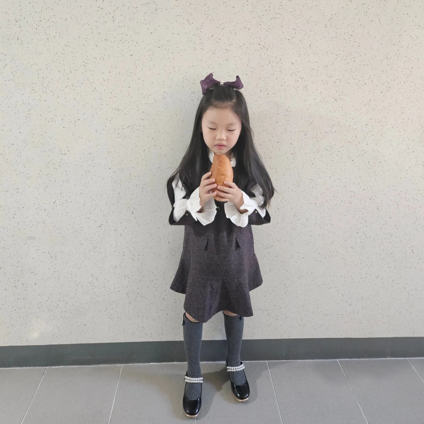 #로로희그램

머리에 핀이 왜 계속 뿔같지ㅋㅋㅋ
결기사진 찍어야되서 일단 입혀는 보냈는데 무사히 돌아와라...

#등원그램 #최애소금빵 #소금빵러버 #여섯살 #등원룩