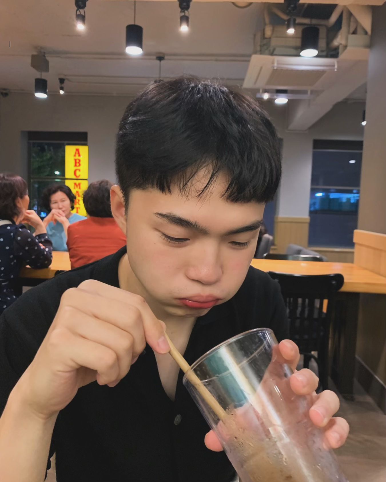 다 먹었는데 뭘 뒤지고있어