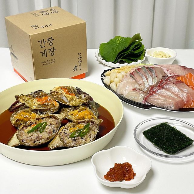 주얼리 디자이너의 먹부림😋🍴 on Instagram: "#광고 
“인생전복장”의 진도 암꽃게 간장게장🦀
해산물은 못 참지🤩

오늘의 픽 메뉴🍴
지금 간장게장 할인중✨
진도 암꽃게 간장게장 2미 29,900원

진도에서 직점 공수한 싱싱한 암꽃게를
수작업으로 5차례 정도 세척 후 무방부제, 무색소, 
무조미료로 신선도 유지를 위해 매일 간장게장을 만든대요🫢

신선한 천연재료를 오랜 시간 끓여 낸 비법소스로 
깔끔한 채수와 꽃게 맛이 더해져서 감칠맛이 좋더라고요
살과 알이 꽉차서 이거 완전 밥도둑인걸😋
게딱지에 밥 비벼 먹어도 꿀맛❤️

건강하고 담백한 저염 특제 간장 소스로는 
같이 오는 참기름과 버터에 밥, 계란까지 더하면
맛있는 간장버터밥까지 먹을 수 있는건 덤🫶🏻

주문 후 1~2일 삼삼한 간 좋아하시는 분들
주문 후 3~4일 짭조름한 맛 즐길 수 있고
주문 후 5~7일 좀 더 깊은 맛을 느낄 수 있어요🙌🏻🙌🏻

#인생전복장 #알배기간장게장 #간장게장 #꽃게장 #게장 #게딱지 #해산물러버 #홈쿡 #집밥그램 #주말그램"