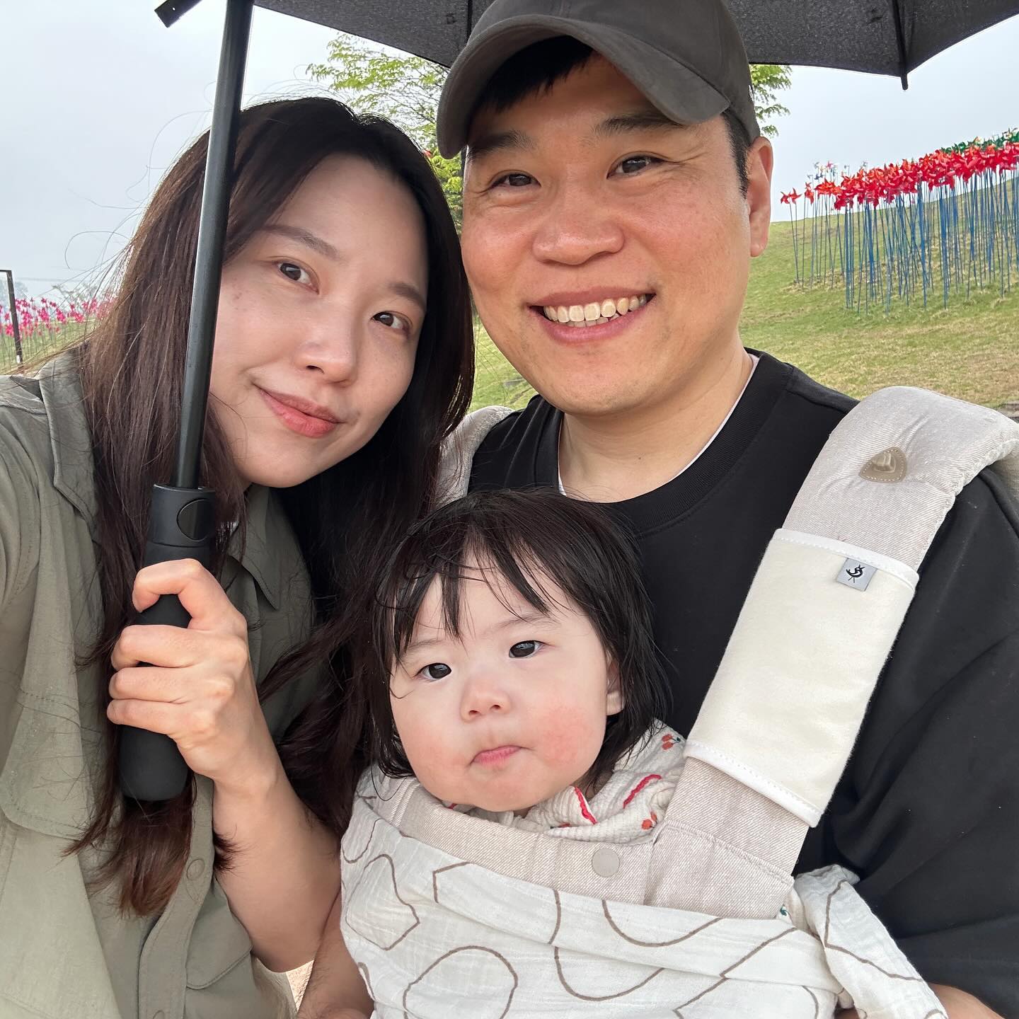 #가족사진 #비오는날 #나들이 

에너자이저틱한 보라찡의 체력 소진을 위해
간만의 #임진각 

비오는 날도 나름 운치 있네 😇

비 맞으며 좋아하는 보라찡 
다음엔 우비에 장화 신고 오자 
.
.
.
마지막 사진은 #자본주의미소 (?) ㅋㅋㅋ