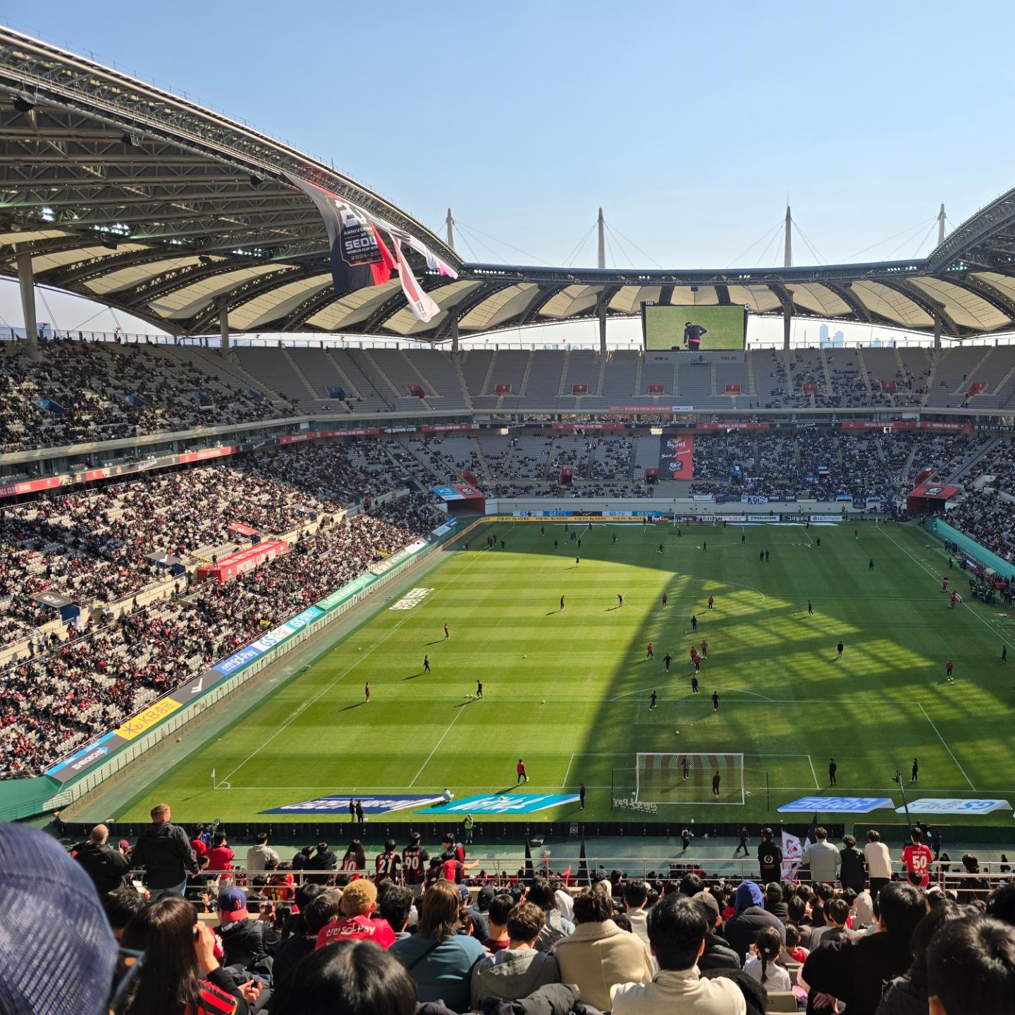 2024.03.10. #FC서울홈구장 with 첫째딸

2024 K리그1 2라운드
인천UTD vs FC서울

회사에서 공짜티켓 얻어 딸과 단둘데이트♡
가는길은 험난했으나 시아가 너무 즐거워함.ㅎ

티켓 좌석땜에 서울 서포터즈 쪽 앉았는데 나홀로 인천 마음속으로 응원중~

#인천유나이티드 #인천사람 #인천utd #k리그직관 #딸과축구장