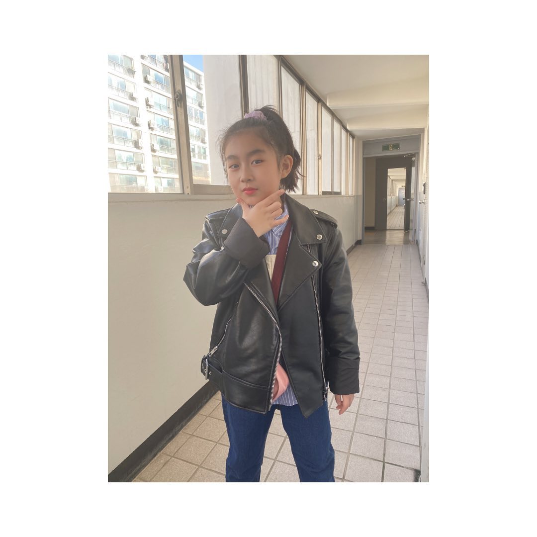 _
말안듣는이쁜이❤️
어제 딱 봐도 차만탈거 같아서 ㅋㅋ
나 화장하는거 보고 자기로 립글로즈 발랐는데! 
왜 풀메이크업한것처럼 나왔지 ㅋㅋㅋㅋ 
.