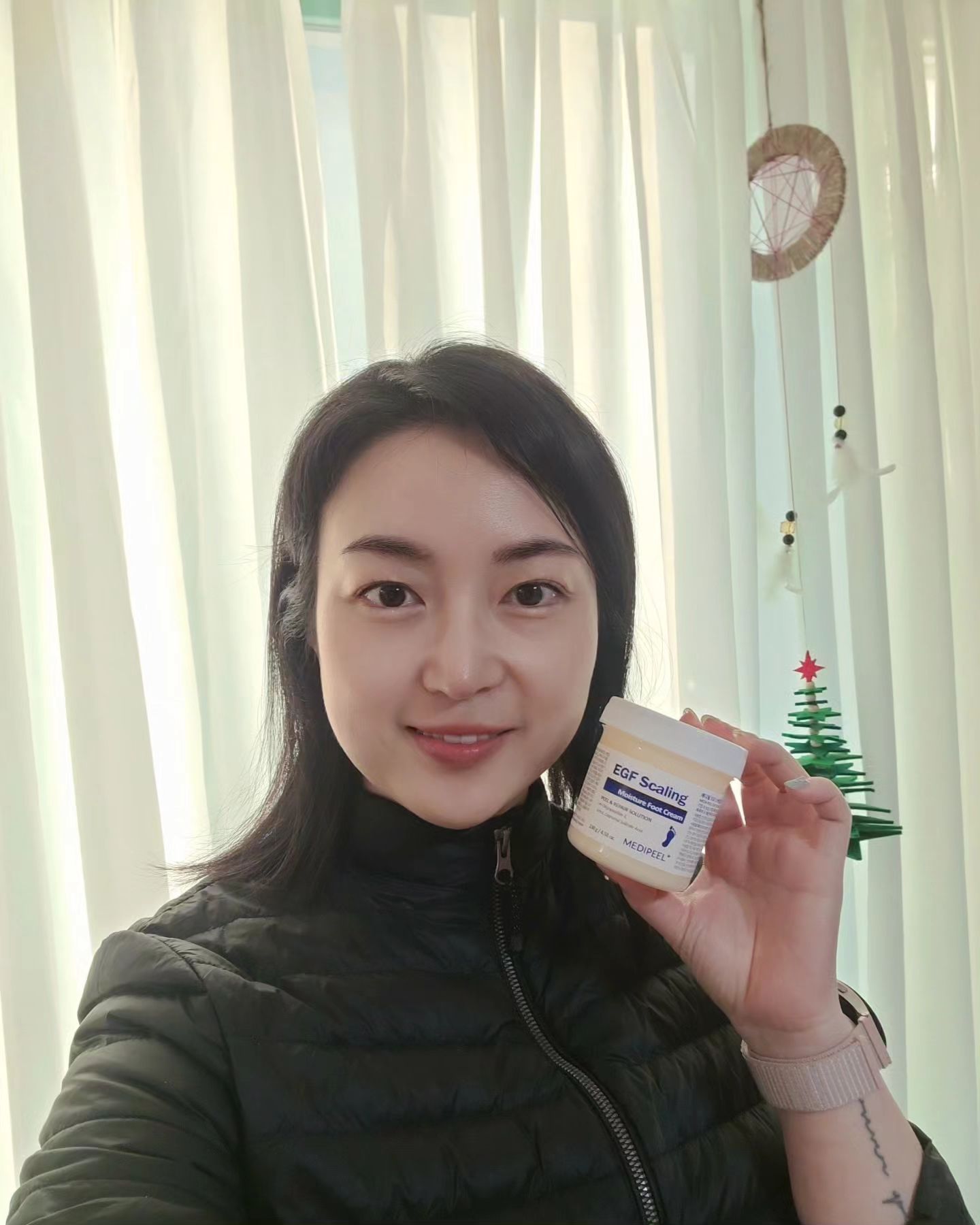 #협찬 
피부가 너무 건조하면 꾸준한 관리를 필요로 하는데,
특히나 각질이 생기기 쉬운 팔꿈치 발뒤꿈치 등 일반적인 바디 피부보다 훨씬 거칠어지기 쉬운 부분은 좀 더 세심한 케어가 필요한 것 같아요.

아무리 보습을 신경써도 춥고 건조한 겨울이 되면 
유독 더 빨리 각질이 부각되고 간지러움을 느끼게 되는데요
메디필풋크림 사용하면서는 고민이 많이 줄어들었어요

듬뿍 발라주고 수면양말을 신고 자고나면 정말 보들보들 촉촉!
미끌거리거나 끈적임이 없이 산뜻하게 흡수되는 제품이라 더욱 만족스러운 것 같아요.

흐르지 않는 밤타입처럼 보이지만 피부에 닿는 순간 사르륵 녹으면서 부드럽게 롤링할 수 있어요.
평소 팔꿈치, 무릎이나 발에 부각되는 각질이 고민이라면 [ EGF 스케일링 모이스처 풋크림 ] 1+1 기획세트를 올리브영에서만 단독으로 만나실 수 있답니다.

아주 넉넉하게 사용할 수 있고 건조함이 느껴질 새 없이 촉촉하기 때문에 가족들과 함께 사용하고 있어요.

스타킹이 발바닥에 걸려서 구멍이 나본 경험이 많은 언니들은 풋크림 필수템이에요!

#메디필 #메디필풋크림 #EGF스케일링모이스처풋크림 #메디필발크림 #보들발크림 #풋크림추천 #케어크림 #발크림 #풋케어 #우레아풋크림 #발각질제거 #올리브영 #올리브영풋크림추천 #올리브영풋크림 #올리브영발크림