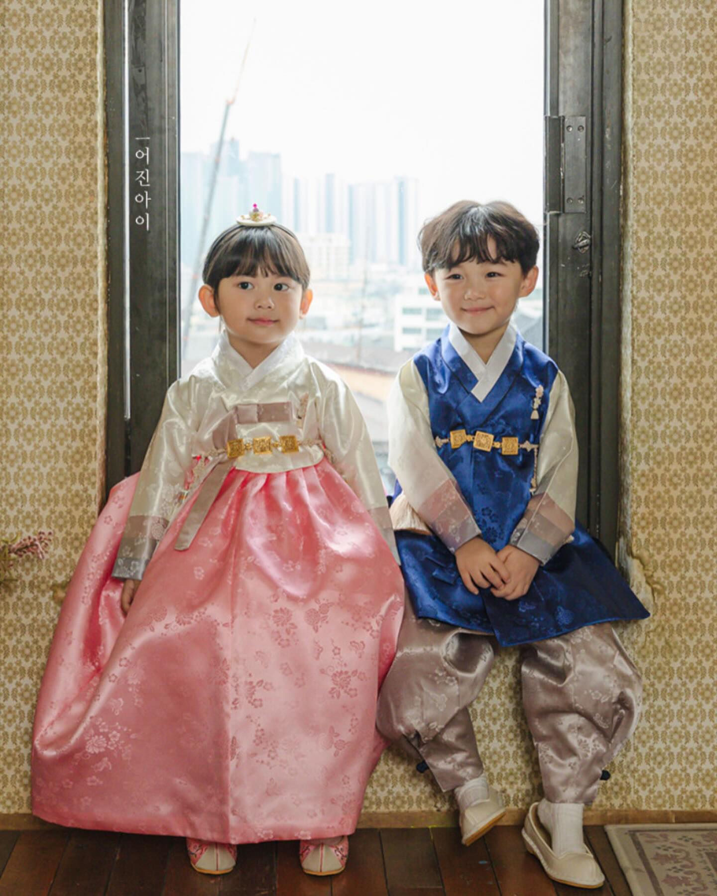 #어진아이 oujin_i 

완벽한 짝꿍🩵🩷

로이와 지아😆

어진아이 한복 아직도 이벤트 신청을 안하신분이 계신다구요?

빨리 막차타세요♥️♥️♥️

#키즈모델#키즈인플루언서#어진아이한복#어진한복#유아한복
