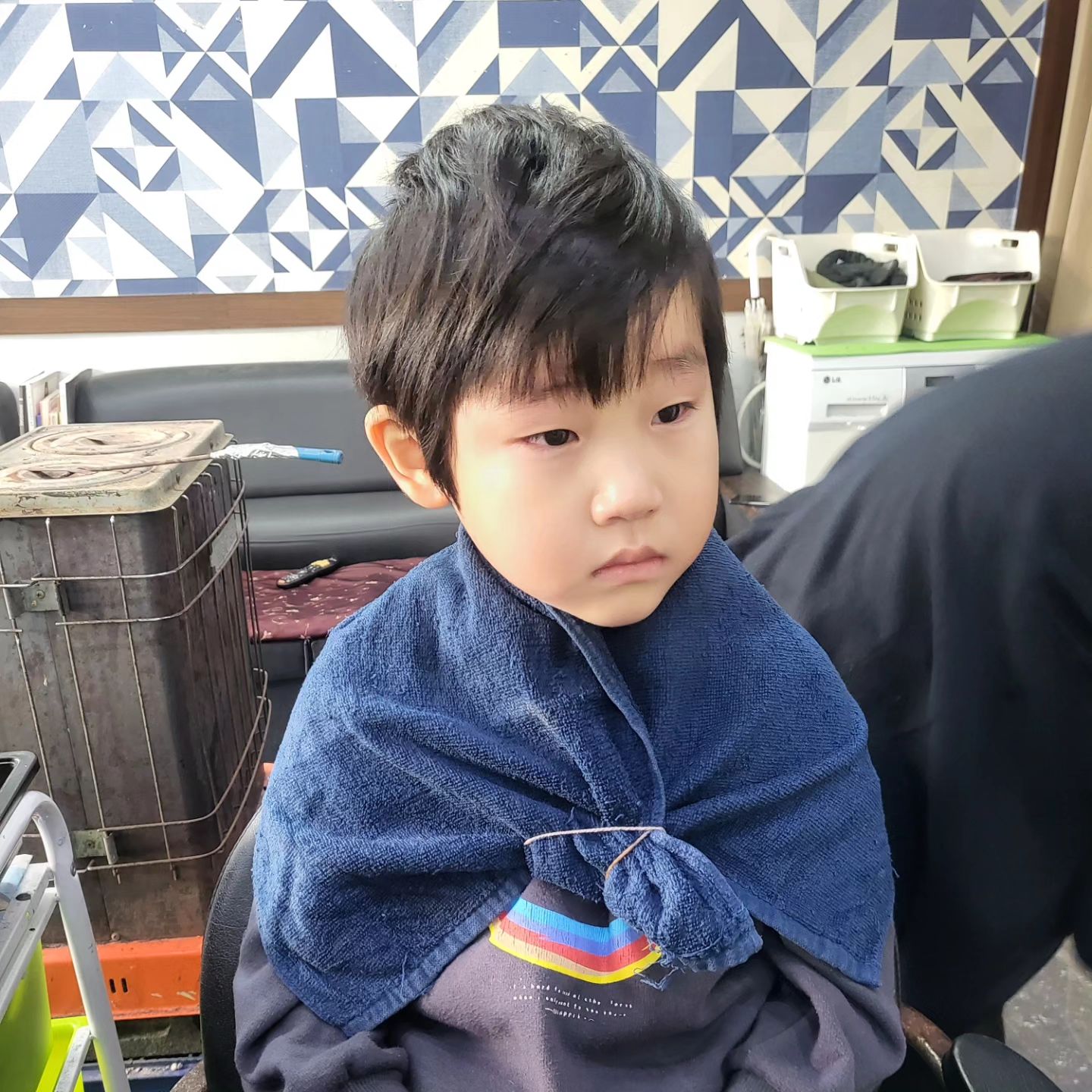 #주말일상 #아이와함께 #미용실가기 
#1년만에파마 #성공

파마를 위해 열심히 머리를 길렀는데...
미용실 앞에서 대성통곡 😭
그이유는 미용실은 여자만 가는거라고, 
파마는 여자만 하는거라고 창피하데 ㅠㅠ 
엄마가 머리카락 잘라달라고 하는 아이 

겨우 달래고 달래서 미용실에 가서 
어린남자아이 파마한 사진을 보여주니
자기도 할수 있다면서 내손을 꼭잡고 3시간동안 머리하기
본인도 맘에 쏙 드는지 대만족 하는 환이 ♡
근데 밥먹는 자세는 그게 뭐니 ? ㅋㅋ