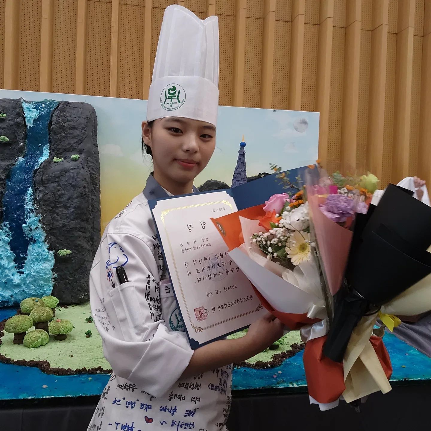 1달 뒤에 올리는 졸업사진

칼질도 못하고
요리에 대해서는 아무것도 모르는 
중3이 여기 오겠다고 왔는데
벌써 졸업하는 20살이 다가왔담