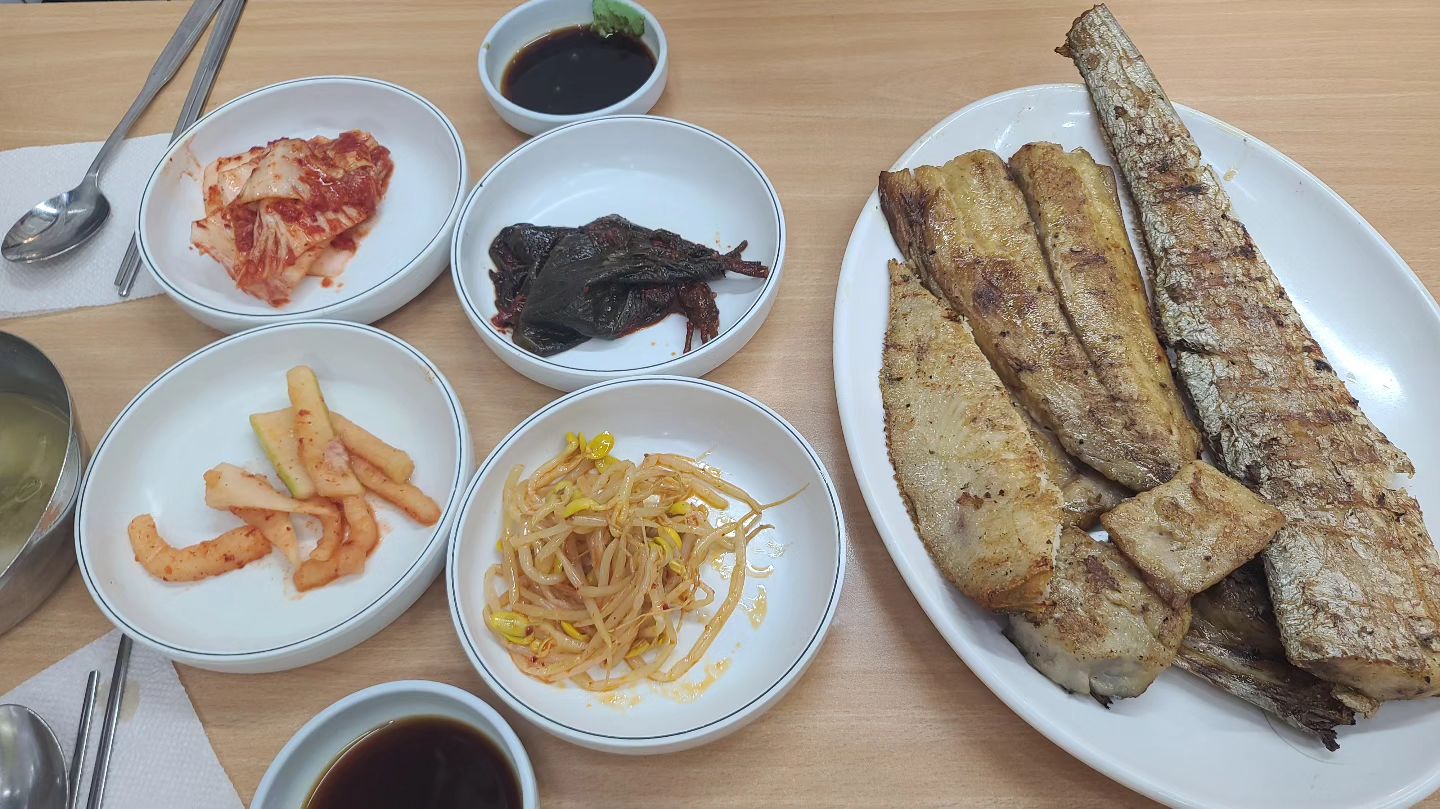 #생선연탄구이 #동대문호남집 #타카하타이사오전 

오랫만에 생선구이 먹으러 댕겨왔어요 ㅋㅋ
갈치랑 삼치 냠
뭔가 전에 갔던 곳이 이 가게가 맞는데 기억과 다른  느낌 ㅋㅋ
생선구이 간만에 먹으니 넘 맛있...

그나저나 전시회 사람 너무 많아서 ㄷㄷㄷ
뭐 지대로 볼수가 ㄷㄷㄷ 앞이 안빠져서 성격급한 저는 후루룩 봤어요 ㅎㅎ

그래도 사진 못찍게 하는 거 완전 오랫만에 마음에 들었네요 
사진찍을 수 있는 전시가서 사진찍는 거  좋아하긴하지만 요즘 그런곳의 피로도가 너무 높아서 가끔은 이렇게 찍기위한 전시가 아닌 볼 수 있는  전시가 편하고 좋더라고요 

오랫만의 문화생활 재밌었네요 ㅎㅎ

#일상그램 #먹스타그램
