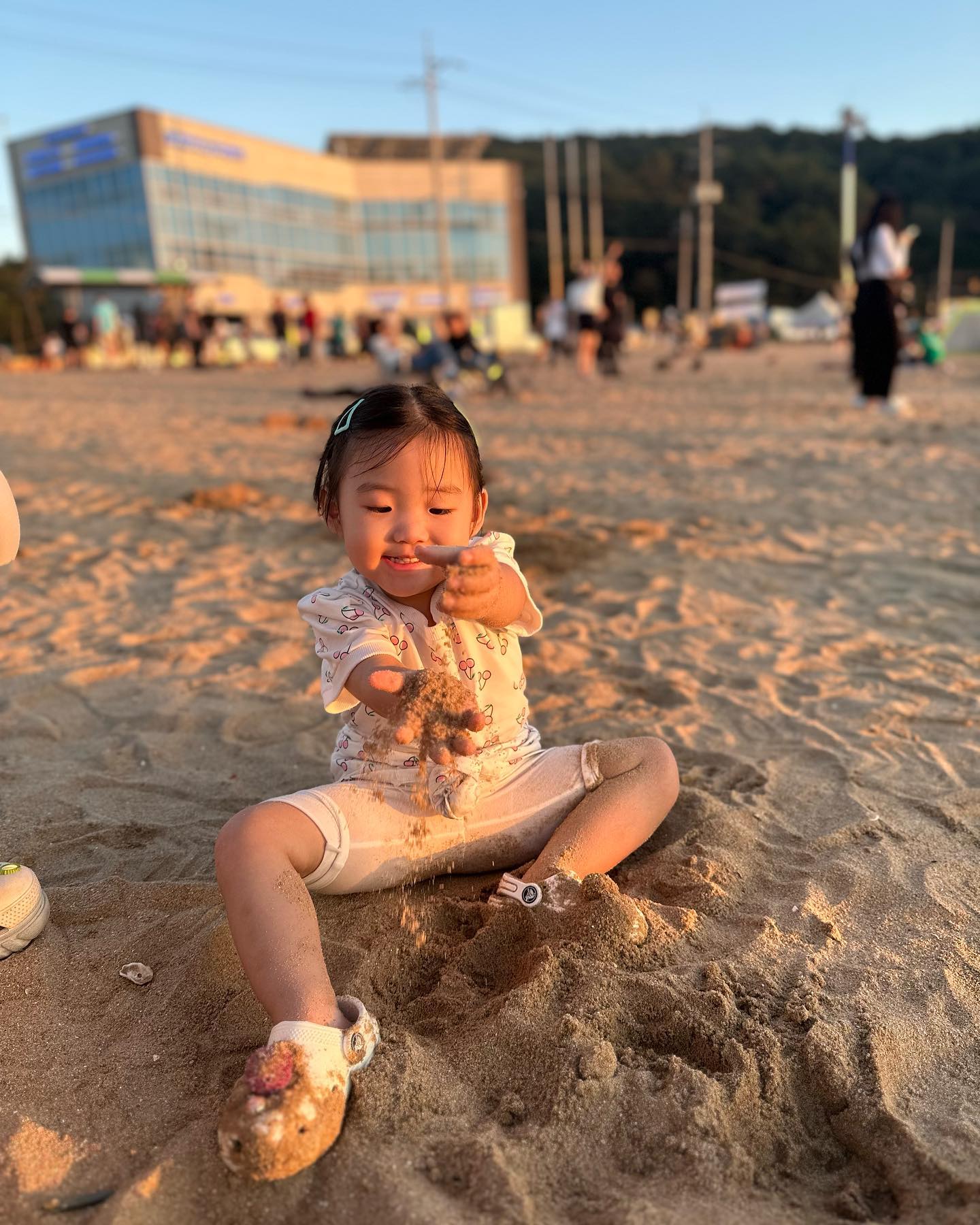 #생후913일 #30개월아기 #을왕리

오늘은 을왕리가서 첫 바다에서 물놀이 ..
첨엔 발만 담굴랬는데 하다보니 옷다젖고 모래놀이까지~
하준이랑 나란히 앉아서 모래놀이 하는거도 기엽구 노을까지 넘이뻐서 진짜 완벽해따 ... 둘이 노는거보면 챙겨주고 틱틱대도 좀컷다구 뛰어다니구 하준이랑 지우둘다 사랑이야ི..🩵
집오는길에 차에서 뻗어서 집와선 바로 샤워시켰더니 말도안하고 혼자방으로 스윽 들어가더니 인형껴안구 혼자잔당 ㅋㅋㅋ
기특해 .. 넘피곤했지만 좋아하는모습보니 뿌듯해..❤️
내일도 새로운 한주를 위해서 빠이팅하쟈!̊̈!̊̈!

#오늘도사랑해