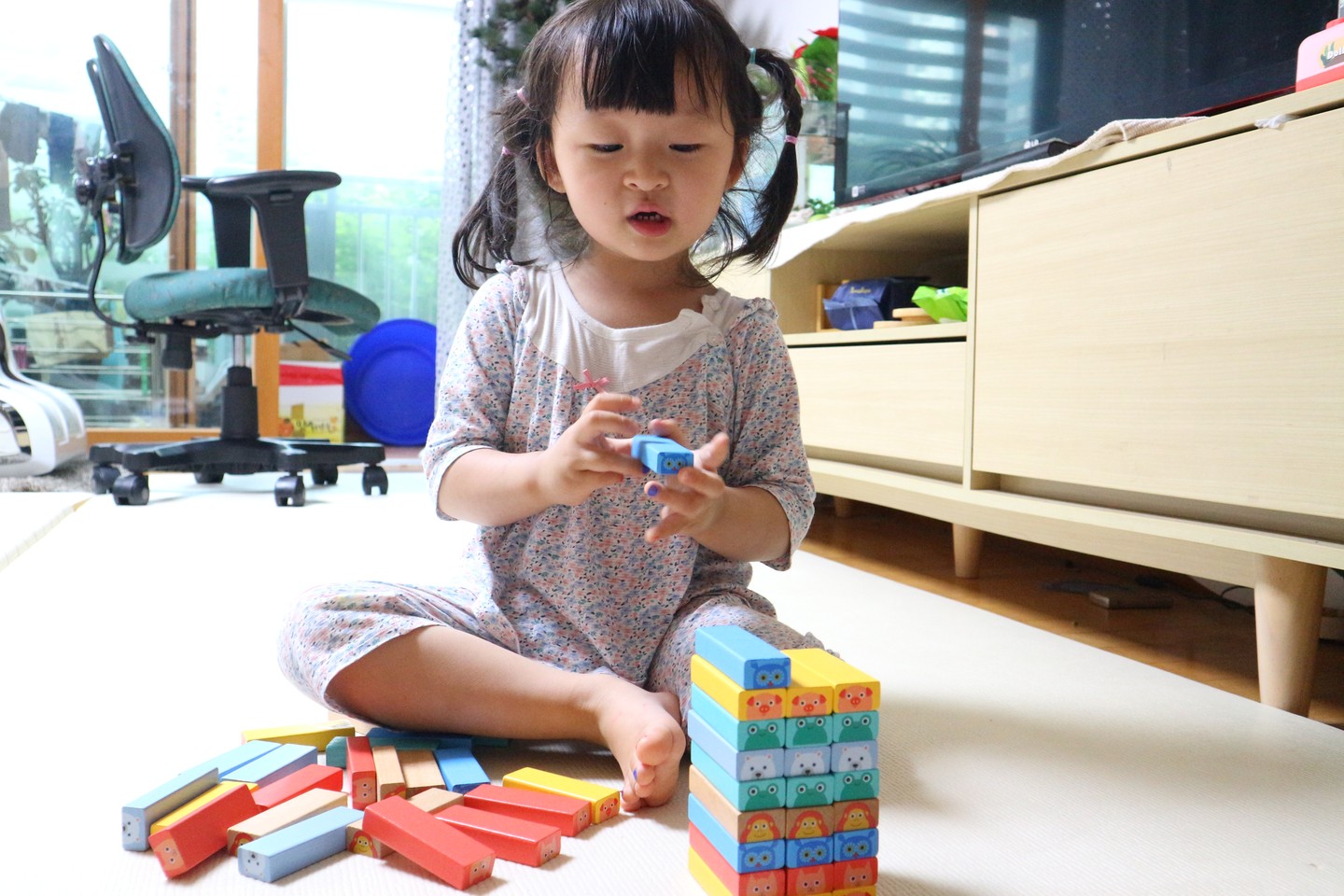 .
#블루래빗 #캥거루스쿨 #협찬
.
.
아이와 교감하면서 흥미롭게 노출 시켜줄만한
유아전집 형태의 교구가 없을까 싶어 찾아보다가 들이게 되었던 것이
바로 블루래빗 <캥거루스쿨> 
.
.
블루래빗 <캥거루스쿨> 을 만족스럽다고 여겼던 포인트는엄마와의 안정적인 교감 속에서 아이와 활동을 하나하나 쌓아가다 보면그것이 아이의 여러 발달 요소에 긍정적인 자극을 주고그 자극의 결과가 실제로 체감이 되기도 한다는 점
.
.
너무너무 좋아요!!
.
.
.
.
#육아 #육아스타그램 #책육아 #책스타그램 #5세책 #유아교구