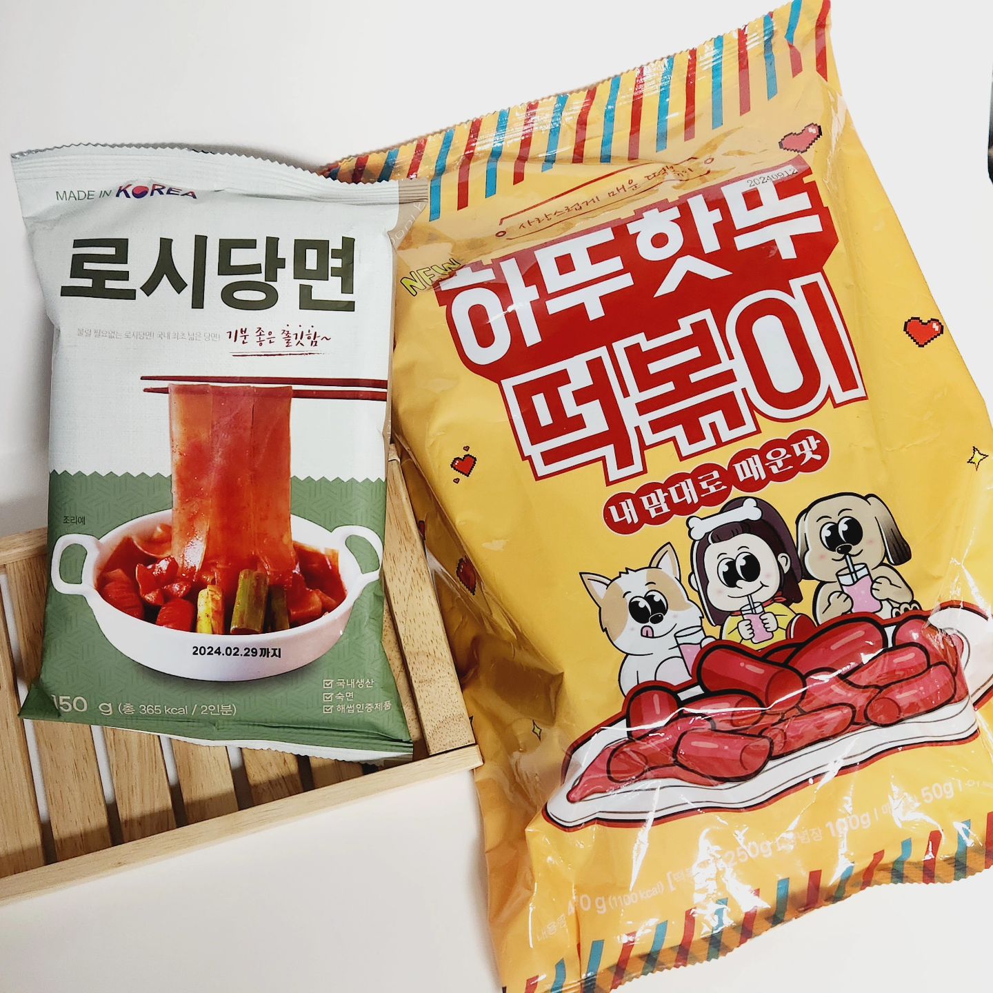 #협찬

😋로시마켓 하뚜핫뚜떡볶이😋

도로시 멍찌의 하뚜핫뚜떡볶이는 400만 유투버
도로시가 운영하는 떡볶이 맛집이에요👍
하뚜핫뚜 떡볶이 밀키트는 떡볶이떡.오뎅.소스두개.
넙적당면으로 구성되어있어요.
매운맛조절이가능해서 취향에 맞게 맵기정도를 조절
할 수있어요.

➡️맵기가이드
달콤한맛.신라면맵기.틈새라면맵기.불닭맵기

넙적당면 미리삶아 건져두고 떡볶이를 조리한 뒤 
섞어주었는데 이 조합 찬성입니다!!
양념이 깊게 베어진 로시당면과 밀떡의 환상적인 조합에
어육함량이 높은 어묵까지 완벽함 그 자체!!!
연말 모임이나 홈파티 메뉴로 준비하면 딱 좋을거같아요.

➡️https://rothymarket.com/
 https://m.smartstore.naver.com/food1981

#협찬 #하뚜핫뚜떡볶이#매운떡볶이 #도로시떡볶이
#도로시멍찌 #남양주떡볶이 맛집 #안매운떡볶이
#어린이떡볶이 #떡볶이밀키트 #밀떡 #먹기편한 
#분식의달인#떡볶이맛집 #떡볶이덕후 #넓적당면
#중국당면 #남양주맛집 #달콤떡볶이#로시마켓#간단식사

​