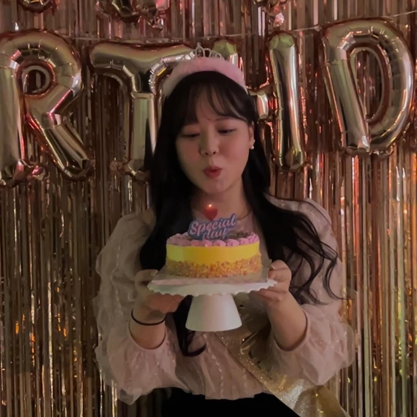 내 공주들이 사진 올릴 때 이 노래가 딱이라며 꼭 넣으라고 했땅 덕분에 행복한 하루🫶🏻

⠀
#셀스타그램 #셀카 #selca #selfie #daily #dailylook #ootd #fashion #dailyfashion #birthday #생일 #생일파티