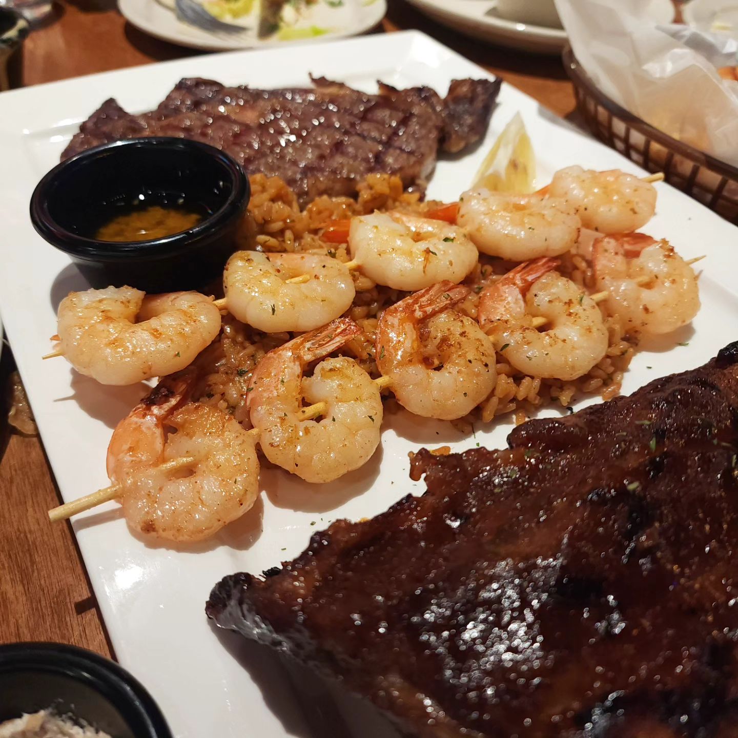 간만에 스테이크 먹으러감.
스테이크 맛집으로 유명한
텍사스로즈하우스
현대백화점 부천중동점에
입점했다는 소식을 듣고
맛보러감.

메뉴 푸짐하고
가격은 보통 패밀리 레스토랑
아*백 같은 곳과 비슷한듯

스테이크는 질기지않고
부드럽고 고소했음.

폭립은 내입에는 짰는데
아이들과 남편은 잘먹음

치킨샐러드가 진짜 맛있음.

#텍사스로드하우스
#부천스테이크
#부천중동맛집 
#스테이크맛집
#부천현대백화점 
#저녁메뉴추천