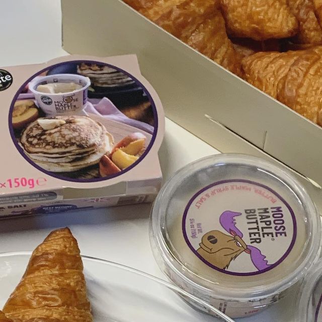 이동수 on Instagram: ”#광고
밥보다 크로아상을 더 좋아하는 빵순이. 최근에 크로아상과 너무 잘어울리는 강력한 조합을 찾았어요. 바로 #무스메이플버터 와 함께! 시럽과 버터의 조합이 입을 뗄 수 없게 만들어요. 느끼하지 않고 담백한 맛으로 완전 취향저격! 순수 버터 59%+A등급 메이플시럽 40%+웨일즈 바다소금 1%만 담았습니다. 일반 버터보다는 은은한 메이플향과 진한 풍미를 느끼고 싶으신 분들께 무스메이플버터를 추천드립니다. 무스메이플 버터는 가까운 코스트코에서 합리적인 가격에 구매할 수 있습니다. 저는 코스트코에 갈때마다 무스메이플 버터를 항상 장바구니에 담습니다. #메이플베터 #코스트코 #코스트코장보기#코스트코필수템”