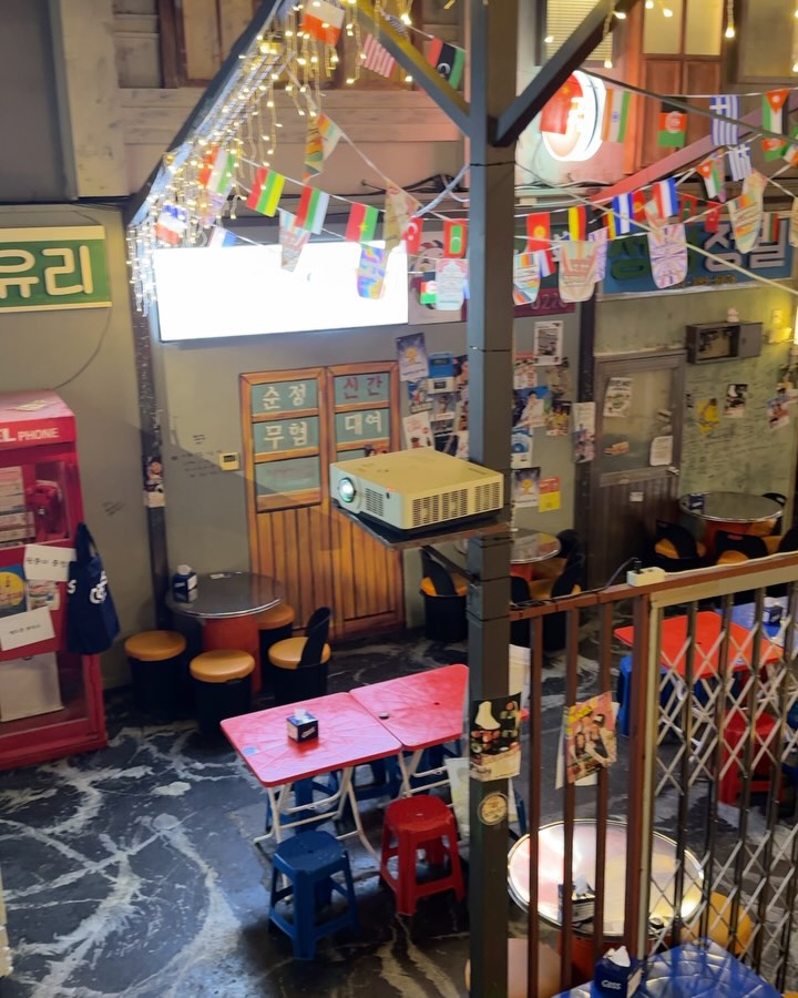 #협찬

강남 한복판애서 즐기는 을지로 감성포차 ‘포차주식시장’ ❤️
노래부터 추억여행으로 취해버리는 곳입니다 ◡̎ 
라인프렌즈, 파이브가이즈 바로 뒤에 위치해서 접근성도 아주 좋아요 !
룸도 있고 400명까지 수용 가능한 넓은 곳이라 단체모임, 회식에 제 격입니다 🙌
가격도 합리적인데 안주 퀄리티 너무 좋아서 자주 갈 듯해요 🫶
야구, 축구 중계는 대형스크린으로 봐야 더 재밌잖아요~? 대형스크린까지 갖췄으니 중요한 경기는 핫플에서 보자구요 !
반려동물 동반도 가능하니 애기들이랑 함께 즐겨보세요 😉

📍
⏰
🧾

#포차주식시장#강남역술집#강남역맛집#강남역단체회식#강남역술집추천#강남술집#강남맛집#신논현맛집#신논현역맛집#신논현역술집#신논현술집#강남핫플#강남역회식장소#강남역모임장소
⠀⠀⠀⠀⠀⠀⠀⠀⠀⠀⠀⠀⠀⠀⠀