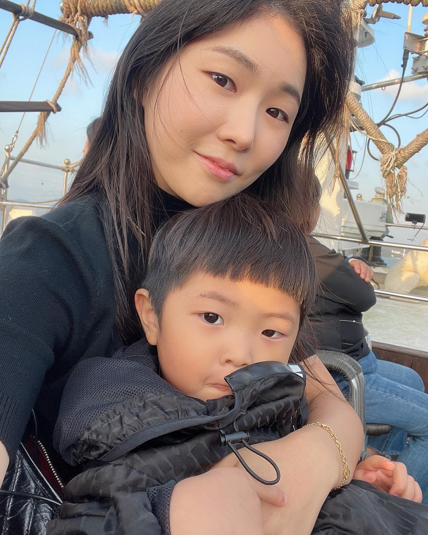 👶🏻D+1210

즐추🤍 연휴가 길어서 걱정했는데
도와주는 신랑있고 계속 밖에 나가니 시간이 후다다다다다닥 지나간다..🥹
좋으면서도 아쉬운 시간들🫠
바다보고싶다해서 갯벌가려했는데 비가오구 비가와서 실내동물원갔더니 비가 그치고..🤷🏻‍♀️거짓말쟁이 하늘이구만
내일은 기현이 쇼핑하러가즈앙🤍
이렇게 또 연휴가 지나간다아아아아
