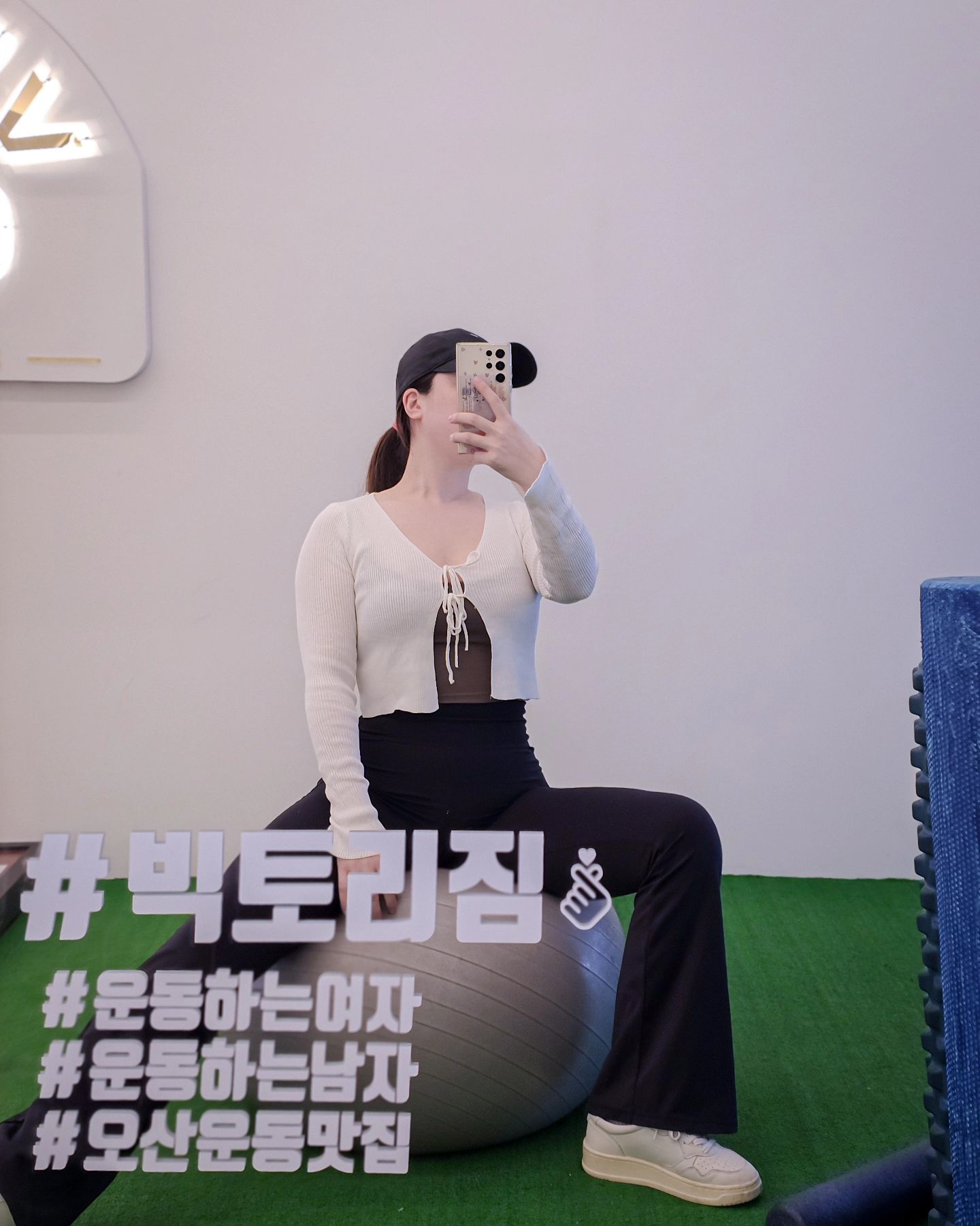 오랜만 출석 😒 ㅋㅋㅋㅋㅋㅋㅋ
23일에 친구 결혼식인데 뱃살이 너무 쪄서 맞는 옷이 없네요....
급하게 2주간이라도 다이어트 해봅니다 🥲

#급찐급빠 #아니고천천히찜