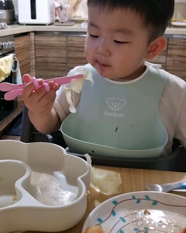24.08.21
👶D+618

엄마아마 젓가락을 탐내길래 미리 사둔 아기용 젓가락 주니 이렇게 잘하다니!!!❣️

단풍잎 손으로 야무지게 찐양배추도 잘먹고 블루베리도 야물딱지게 잘 집어먹는다!!

최고최고 연발하니까 본인도 자랑스러운지 한입먹고 최고하는 우리 아들👍💕
꿀별이 너무 기특하고 최고야!!!👏 우주만큼 사랑해 내 아기❤️