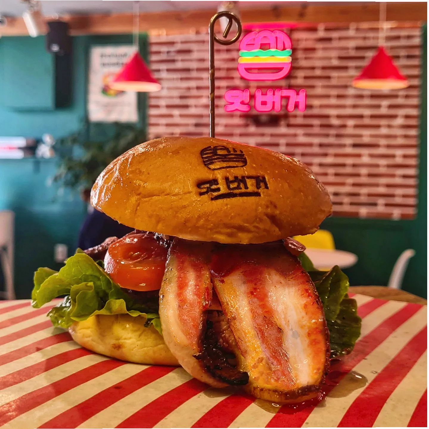 새해 첫 맛자랑 피드는 수제버거🍔
요즘 부평 잇한 수제버거 잇버거

잇버거 맛 안보신분들! 꼭꼭 들려보세요🤗 잇버거 안드셔보신분들 없게해주세요 제발🙏

연말에 동생들에게 맛보여주고 싶어서 들려 세명이서 5개 버거 순삭시킨 썰 풉니다.🤤

📍저희 픽은 잇버거, 새우몽땅버거,  멕시칸버거, 풀드비프버거, 치즈버거까지 5개 버거를 시켰어요

아니 이집 패티가 아주 미춰버린거죠 육즙이 난리났어요❤
부드럽고 짭쫄한 풀드비프에 메쉬드 조합도 이렇게 찰떡으로 잘 어울리다니😍
새우몽땅버거에는 정말 왜 새우몽땅이라는지 알겠더라구요. 패티도 새우패티에 블랙타이거 새우가 올라가고 거기에 새우머리로 만든 비스소스까지 갓벽👍
수제 과카몰리가 듬뿍들어간 멕시칸버거는 부드라운 과카몰리에 패티가 아주 잘어울렸어요🥑

📣 200그램 순 소고기패티도 당일 만들어 당일 판매
📣 7일 염지해서 직접 만든 두툼한 수제 베이컨
📣 24시간 60도에서 익힌 풀드비프
📣새우살 가득 들어간 새우패티, 그릴드 블랙타이거새우 까지🦐
📣 햄버거소스, 렐리쉬소스, 바베큐소스와 비스크 소스까지 모두 수제

📍지인 찬스로 준비중이이시라는 바베큐 플레터도 맛봤는데요. 머쉬룸소스 듬뿍 올린 패티와 풀드비프, 베이컨까지 맥주랑 먹으니까 정말 순삭.. 아니 햄버거 5개먹고도 이게 들어가다니... 정말 내자신 경이롭다

📍잇버거 8.9
📍풀드비프 8.9
📍멕시칸버거 8.9
📍새우몽땅버거 11.9
📍치즈버거 5.9

🏠 잇버거 - 인천 부평구 평천로142번길 49 1층

잘먹었습니다 🙏 eat_burger2022

TMI - 먹는데 너무 집중해서..사진이 마음에 안들지만 새해 첫 피드로 꼭 소개하고싶어서 올립니다! 

#맛자랑 #인천수제버거 #수제버거맛집추천 #잇버거 #부평수제버거 #청천동맛집
