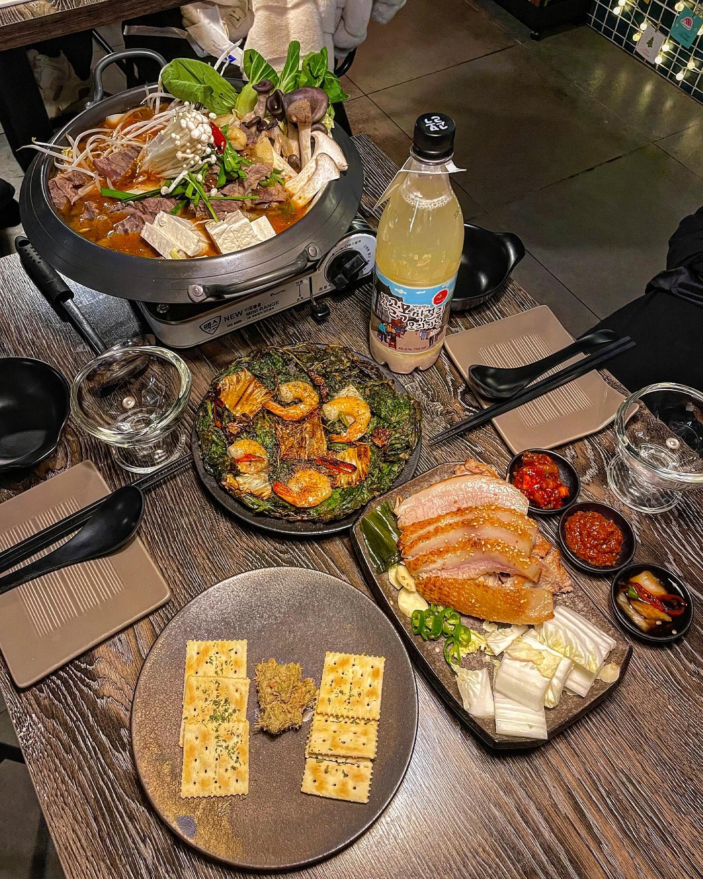 분위기 & 안주 맛집 연남동 퓨전 한식주점🍶
⠀
#술로름 sulroreum
________________________________________
⠀
데이트 필수코스 연남동에 다양하고 색다른 20여가지의 전통주(주류)들과 10여가지 이상의 다양한 퓨전한식들을 맛볼 수 있다는 퓨전 한식주점이 생겼다는 소식에 바로 다녀왔다👟
⠀
우선 기본 안주조차 허투루 주지 않는다는 것에 시작부터 기분이 좋았다! 부실한 기본 안주 주는 곳도 꽤 많은데 이 곳은 기본안주가 무려 참치 카나페✨
⠀
특히 다양한 메뉴들이 가성비가 너무 좋아서 이것저것 시켜먹어도 부담이 없어서 너무 좋았다💸 다양한 메뉴를 시도해보는 걸 좋아하는데 미니전 메뉴를 마련하신 사장님 센스에 이마 탁..🤦
⠀
🍤미니 새우 방아전🌿은 기름에 튀기듯이 부쳐져서 세상 바삭한 식감과 기름의 고소한 맛 덕분에 막걸리가 저절로 땡기는 맛.. 새우도 탱글하니 너무 알차고 자칫 기름져서 느끼할 수 있는 맛을 한국의 허브라 불리는 방아, 부추가 깔끔하게 잡아준다😋
⠀
🫕소고기 모듬전골🫕은 시원하고 깔끔한 국물 맛에 칼칼함이 한스푼 더해져서 요즘 날씨에 뜨끈하게 국물 땡길 때 술 한잔 걸치기 너무 좋았던! 특히 소고기 모듬전골 답게 소고기 양도 많고 퀄리티가 말모..🫢 이 뿐만 아니라 야채, 버섯이 아낌없이 들어있어서 진짜 배가 터질뻔 했다🤣
⠀
🐷미니 보쌈🐷은 삽겹살과 항정살이 기름기는 싹 빠졌지만 부드럽고 야들야들한 맛이 일품이다🤤 특히 같이 나오는 배추 위에 고기를 올리고 마늘, 고추 얹어서 낙지젓갈로 마무리 해주면 그게 바로 천국😇 미니 보쌈인데 이렇게 혜자스럽다니 감동🥺
⠀
🍶골목막걸리 오리지널🍶은 막걸리가 이렇게 맛있을 수 있구나라고 처음 생각하게 됐던…❣️ 원래 안주가 너무 맛있어서 가볍게 걸치기만 하자하고 시켰는데 먹자마자 바로 2병 드링킹 했다🫠
⠀
30평 규모의 넓고 쾌적한 매장으로 단체 모임 장소로도 제격이고, 무엇보다 분위기가 너무 좋아 테이블마다 데이트하는 연인분들 가득👩‍❤️‍👨
⠀
연말과 크리스마스 기간이라고 가게도 너무 예쁘게 꾸며놓으셨고, 살짝 어둑하지만 예쁜 조명 덕분에 눈과 입으로 음식을 즐기기도 제격이었다🕯️ 분위기가 좋아서 썸타는 사이면 바로 연인 사이 가능할 것 같은 분위기 맛집으로 진짜 재방문각..🫶
⠀
제대로된 퓨전 한식주점을 찾으신다면 방문 너무 추천드려요❗️
⠀
📍서울 마포구 양화로21길 33 B1
⠀
🏷️ 미니방아전 12,000₩
🏷️ 소고기 모듬전골 30,000₩
🏷️ 미니보쌈 13,000₩
🏷️ 골목막걸리 오리지널 6,500₩
________________________________________
⠀
#협찬 #술로름 #연남동술로름 #연남동맛집 #연남동맛집추천 #연남동술집 #연남동술집추천 #연남술집 #연남맛집 #연남동핫플 #홍대맛집 #홍대술집 #연트럴파크맛집 #연남동데이트 #홍대데이트 #찐냠냠