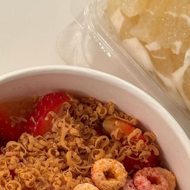 하루 on Instagram: "#협찬 요거트아이스크림 원조, 배달점유율 1위🔥 여러가지 토핑들과 빠른 배달속도에 놀란 배민 ‘요아정’으로 저도 배달시켜먹어봤어요!! 상큼하게 맛있는 요거트 아이