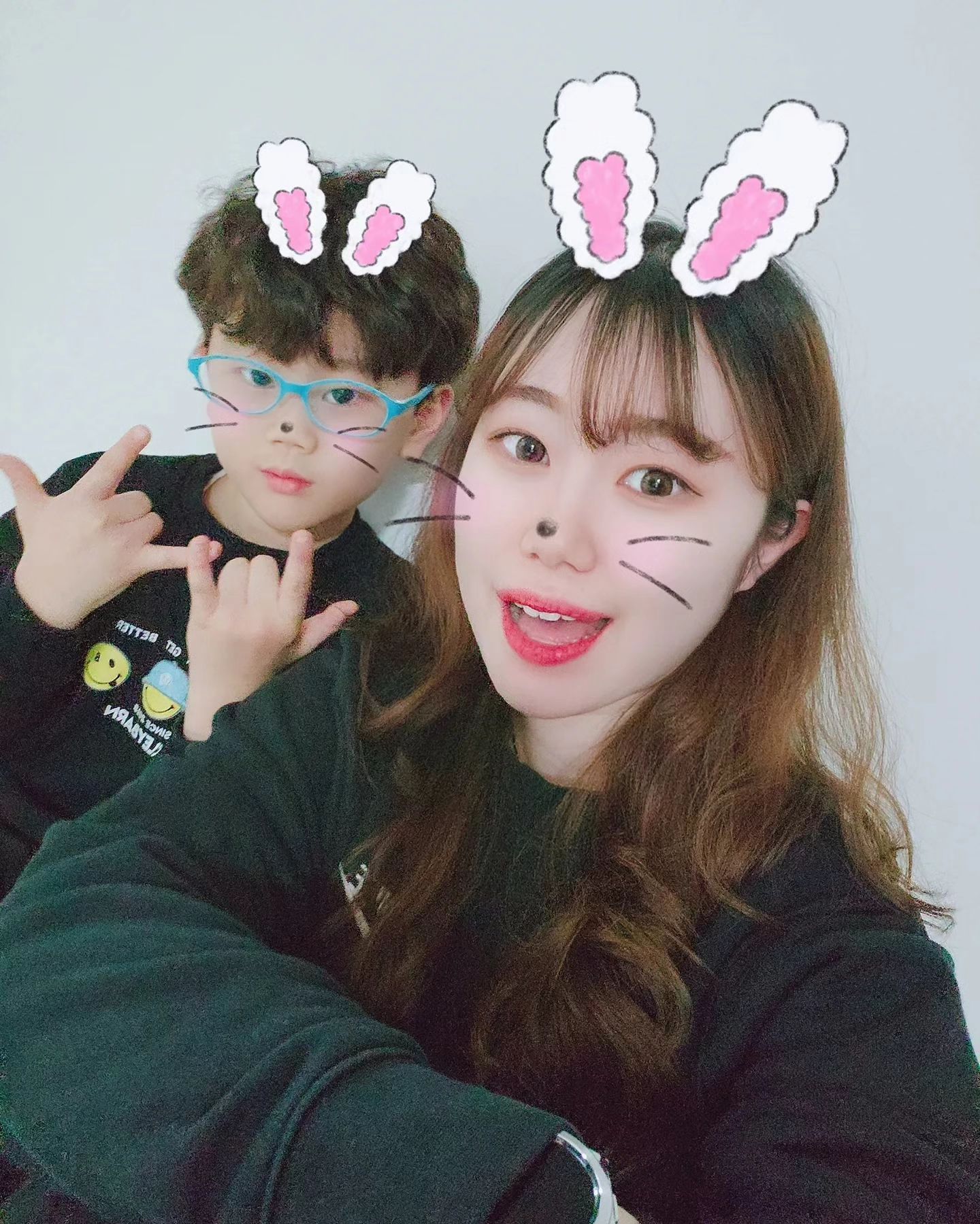 벌써 초3인 잼민이와 한컷👩‍👦🩵
마냥 애기 였던 쫀준 이제는 초등학생 형아인척...(한다)
매년 물어보던 질문에 이제는 아니라고 답 하는 너🤥
이제 누나랑 결혼 안할거야?? 그런거야??🥲 누나 서운해😑 
이제 그만 컸으면 좋겠어.