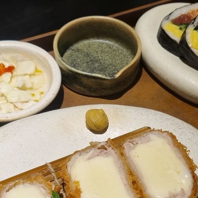 iineee's free | 이니's free on Instagram: "#광고 #카츠8 #ifc몰 여의도 IFC 몰에서 찾은 돈까스 맛집 🍴✨️ 기본 구성이 너무 알차고 양도 많아요😋 🍽 카츠반상 치즈 4pc + 우동 + 샐러드 + 후토마키 2
