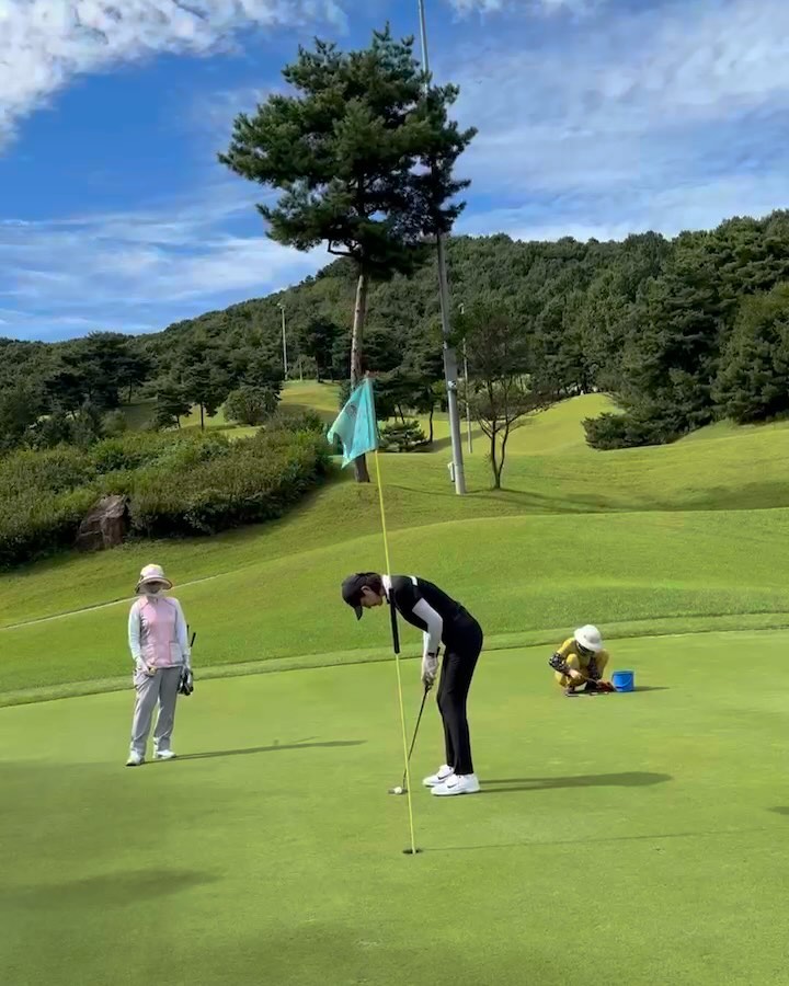 #골린이성장일기⛳️ 
추석 연휴 가족 라운딩 버디샷🦋
버디를 위해 캐디언니의 퍼터레슨😂
격하게 잘치고 싶다 공은 가만히 있는데 왜 공은 안맞는 것인가😤

#골프스타그램 #골린이 #버디샷 #퍼팅잘하고싶다🏑 #라운딩 #부부동반 #가족라운딩 #부부취미생활 #골프치는여자 #골프는어려워 #골프장 #썬밸리cc #라운딩코디 #제이린드버그골프웨어 #골프패션 #골린이의골프기록🏌️‍♀️
