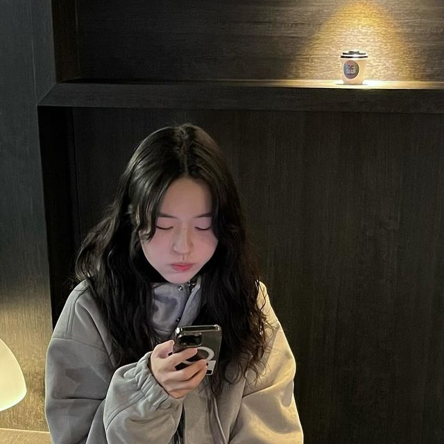 빈이🎀 on Instagram: "#광고 스웨이드가 이렇게 이쁜거였나요,, 🫠 입자마자 반해버린 이 자켓은❗️ @standarderror_official 의 📍 87-STAN013 [비건 스웨이드] 후드 스트링 스웨이드 자켓 저는 그레